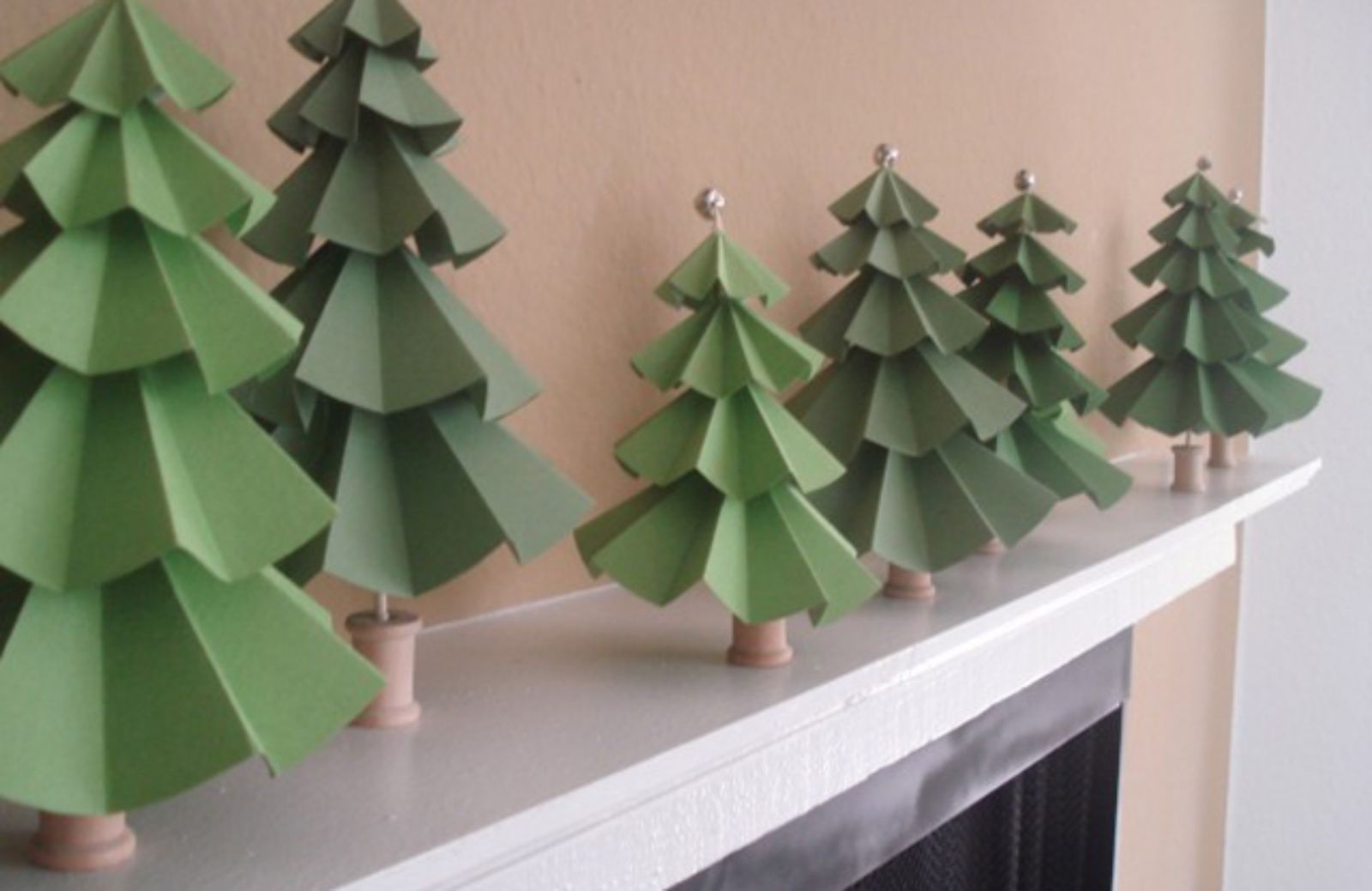 Le 5 idee per fare un albero di Natale con materiale riciclato