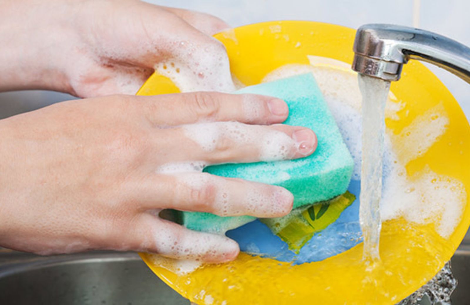 Si possono lavare i piatti senza detersivo?