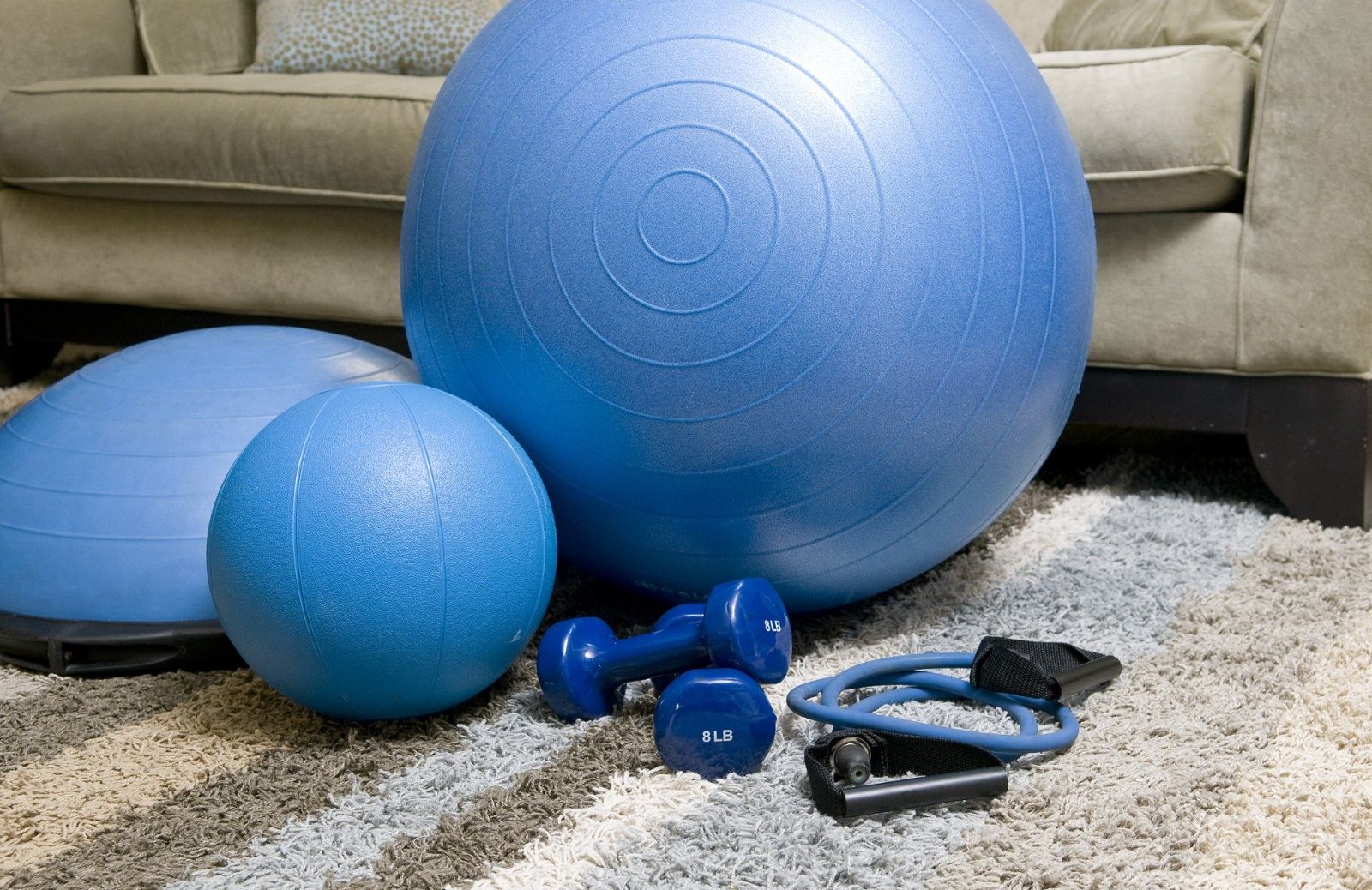 Fitness a casa: 5 esercizi per allenarsi divertendosi