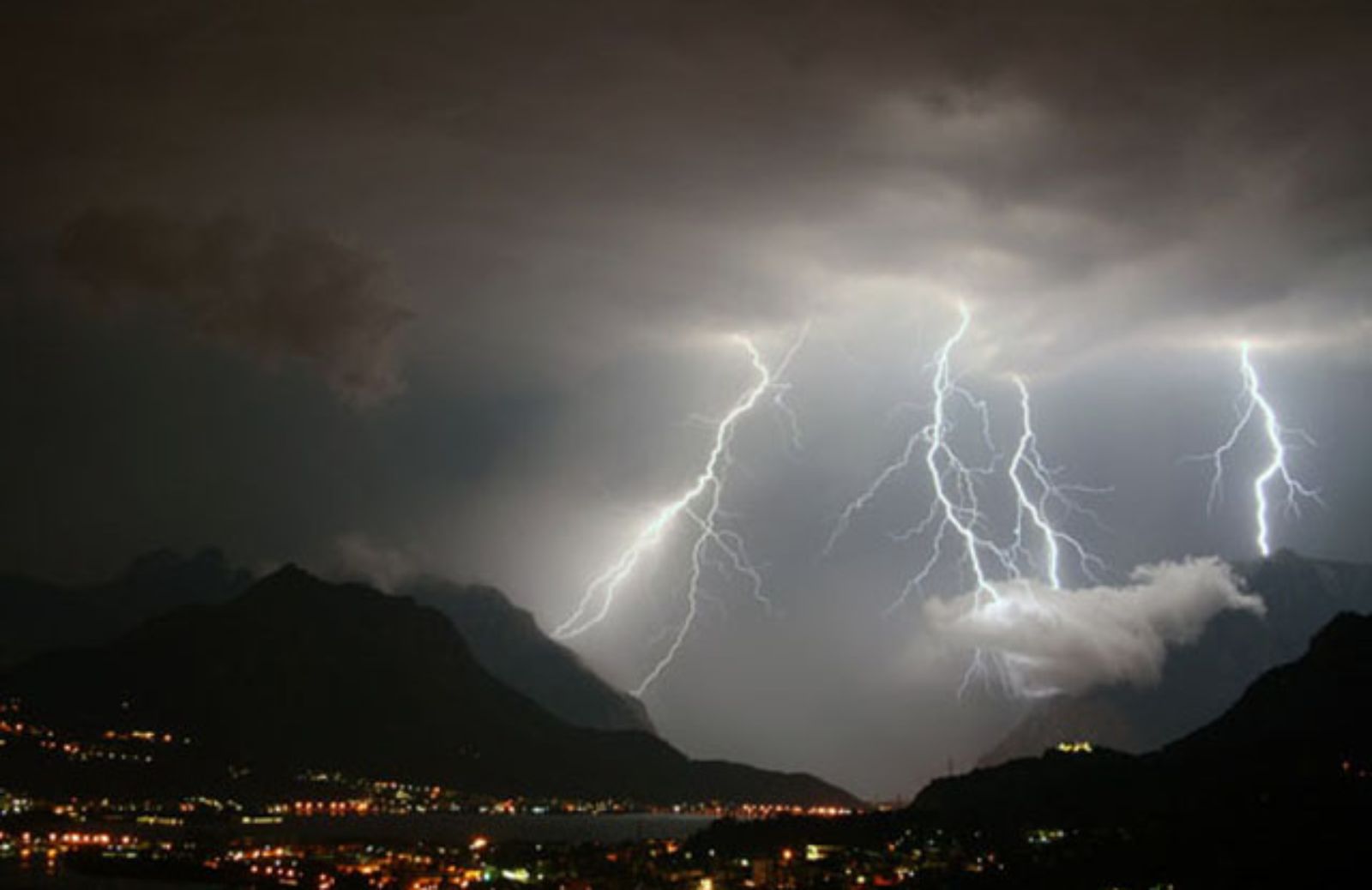 I 5 consigli per difendersi dai fulmini in montagna