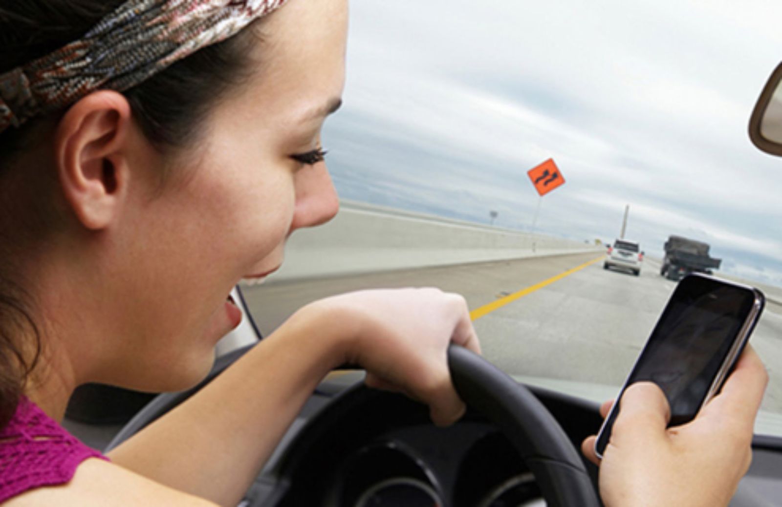 Le 10 abitudini che fanno rischiare un incidente in auto 