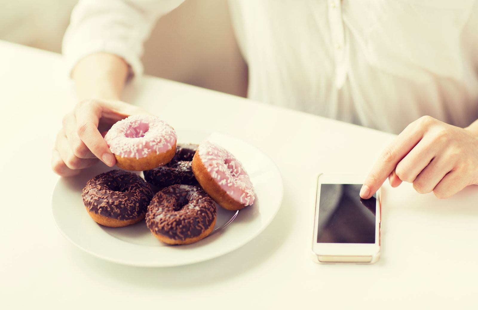 Mangiare con il cellulare sul tavolo fa ingrassare?