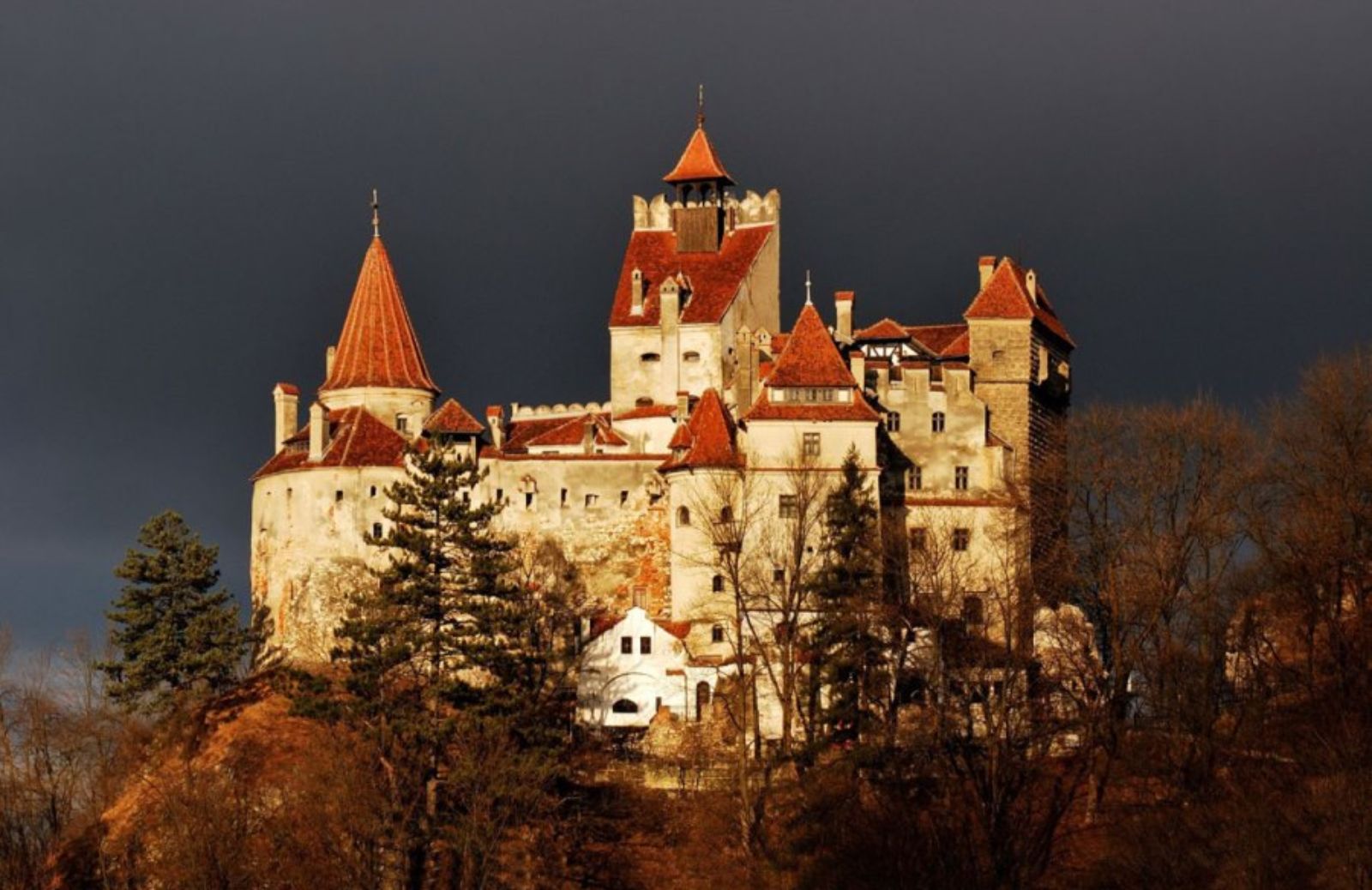 #NightAt di Airbnb, il concorso per dormire nel castello di Dracula ad Halloween 