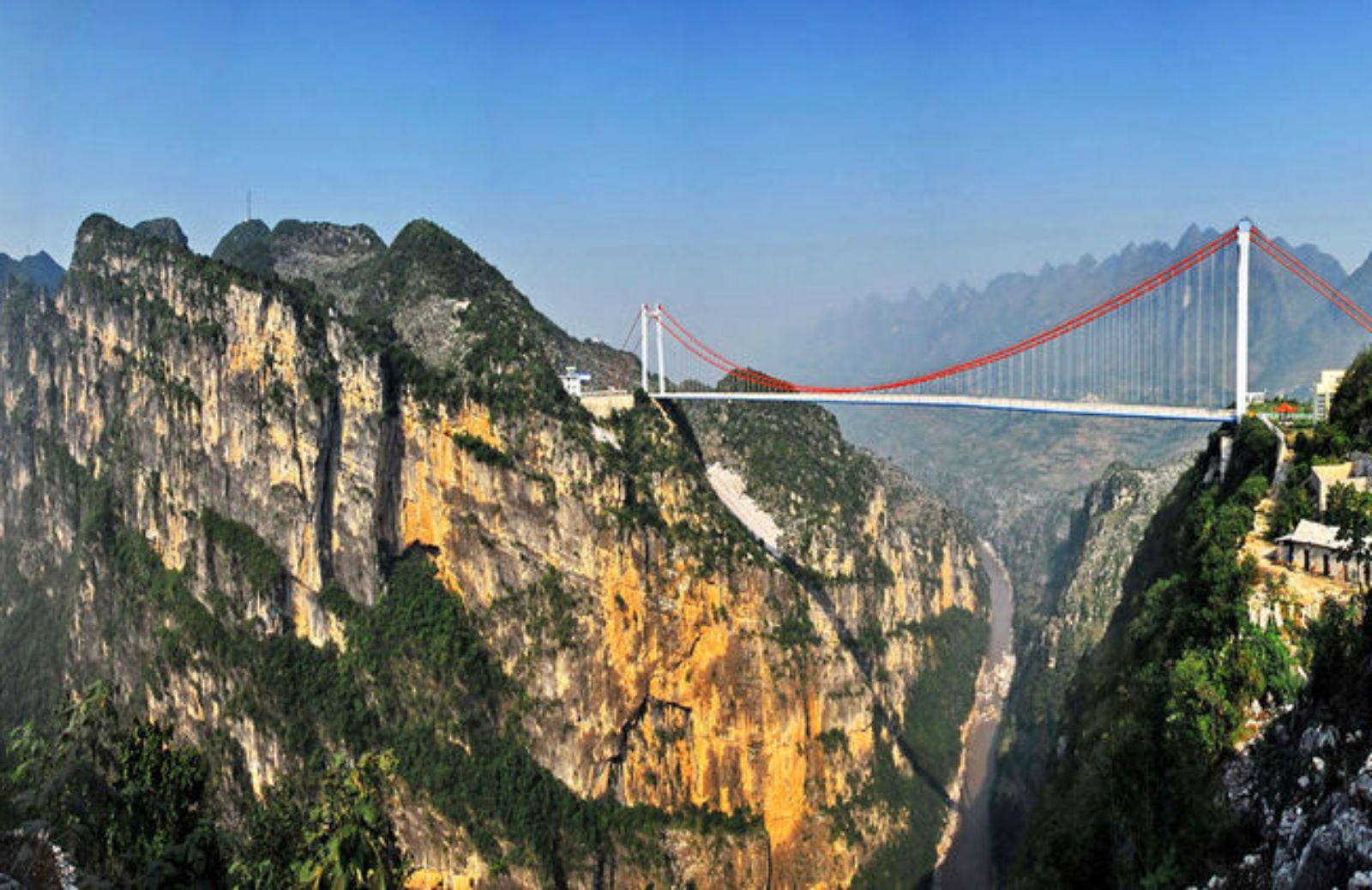 In Cina, aperto il ponte più alto del mondo