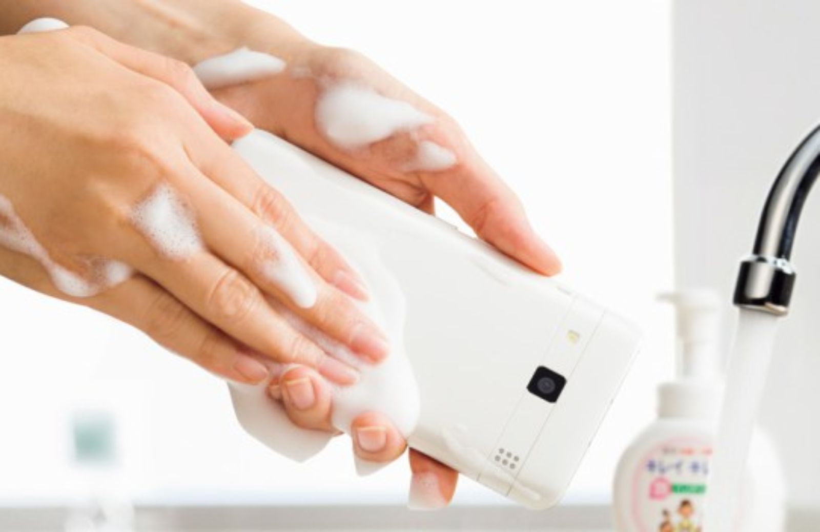 Rafre, lo smartphone che si lava con acqua e sapone