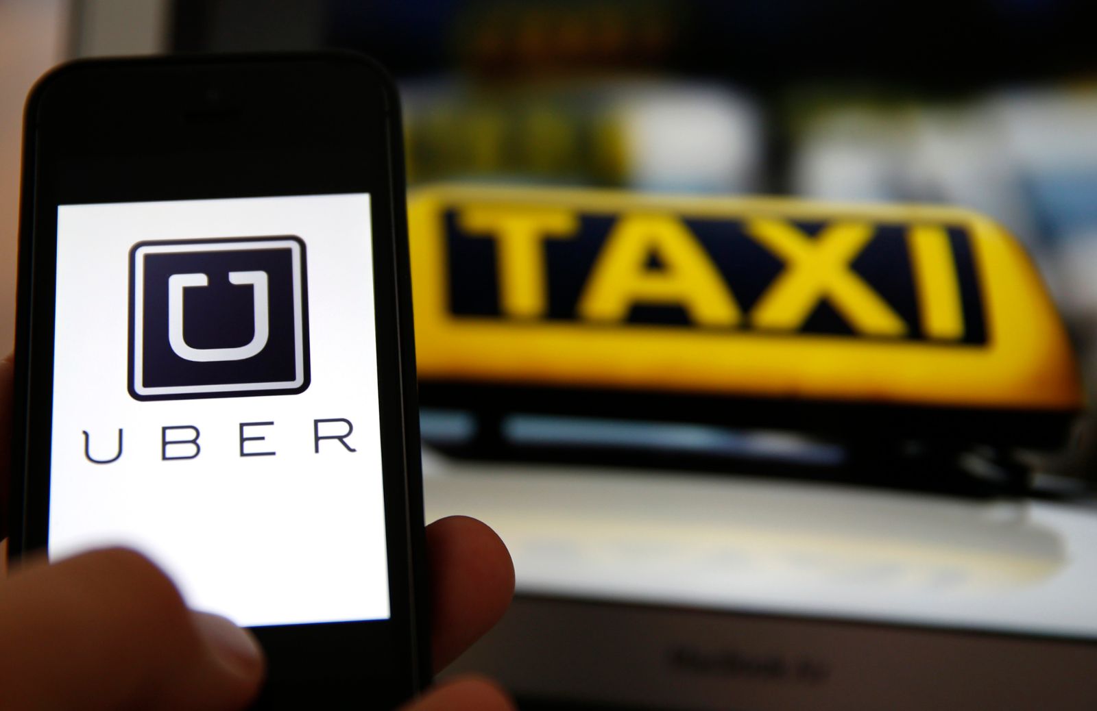 Con Uber il primo bacio si dà in corsa ma senza fretta