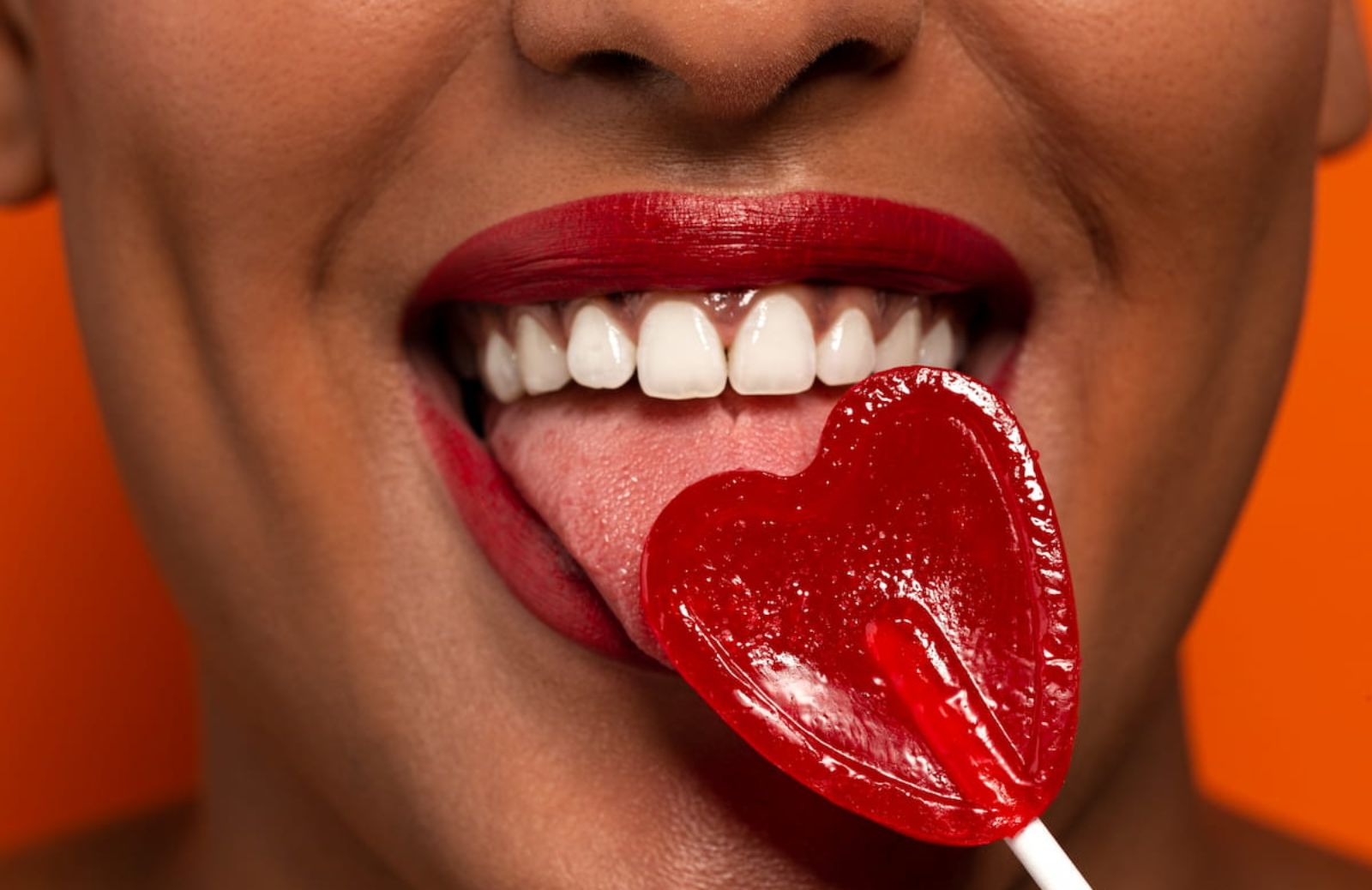 Dental dam: cos'è e come si usa il preservativo orale