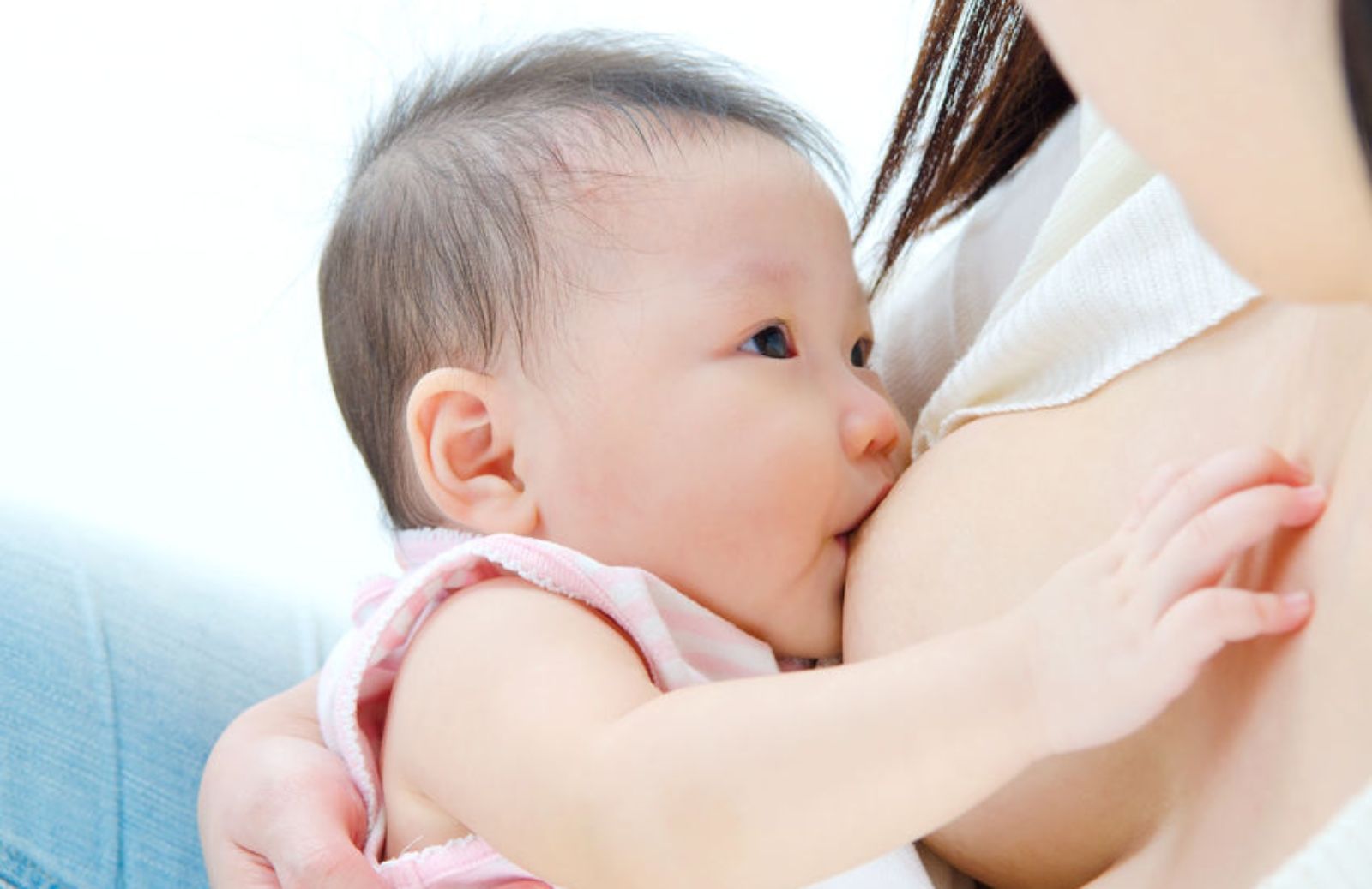 SOS allattamento: cosa sono le ragadi al seno?