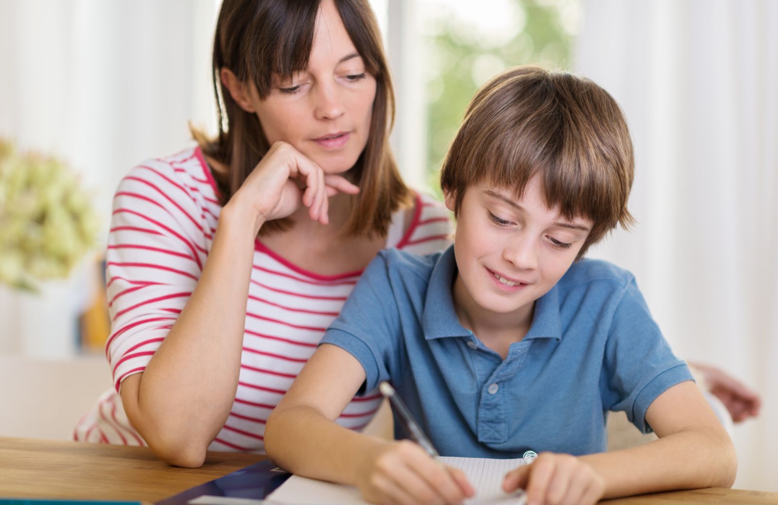 Aiutare i bambini a fare i compiti? Inutile e a volte dannoso