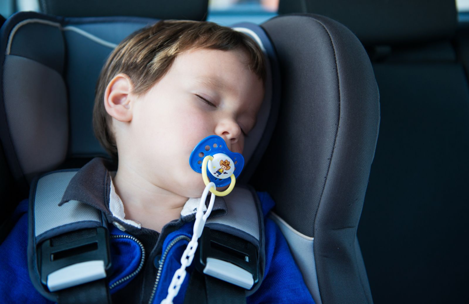 Bambini dimenticati in auto: i dispositivi salva vita che avvisano i genitori