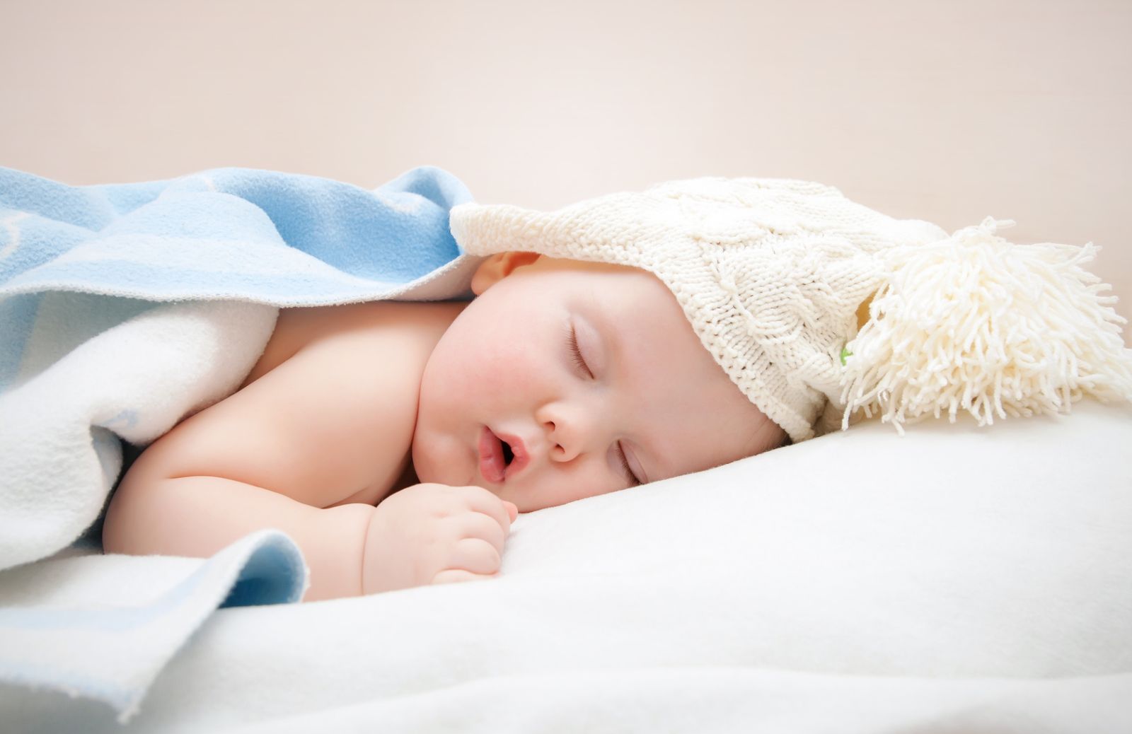 Lasciar piangere un po' il bebè prima della nanna può avere effetti benifici
