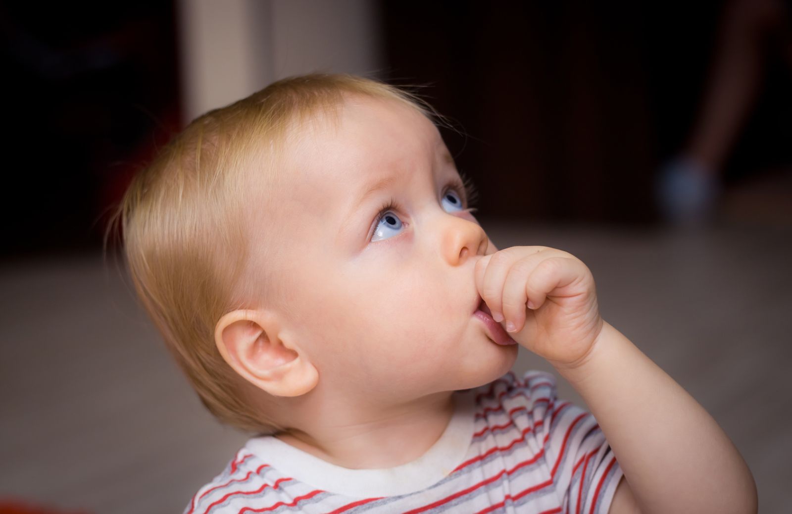 Succhiarsi il pollice protegge i bambini dal rischio di allergie