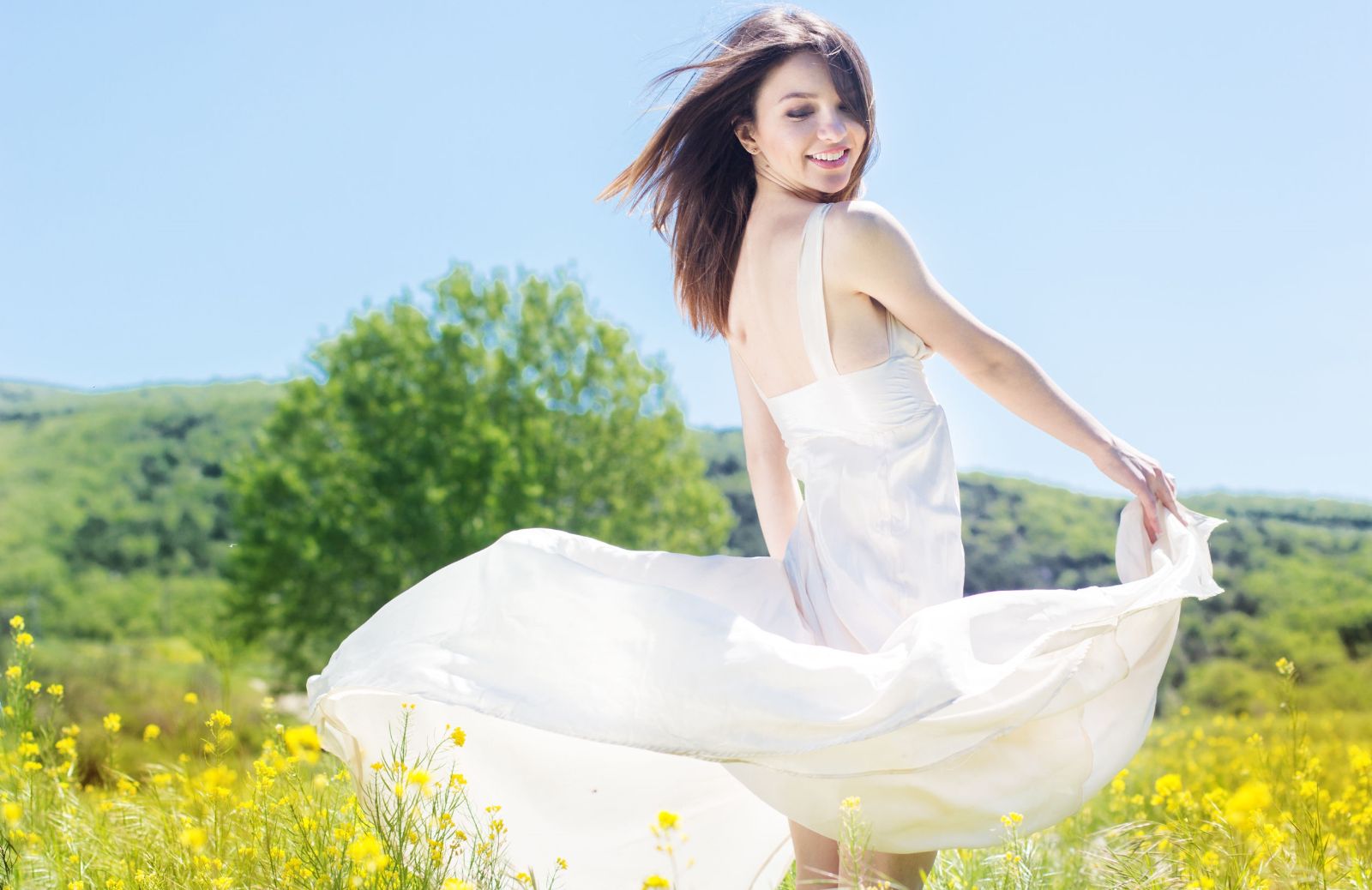 5 modi di abbinare un vestito bianco in estate 