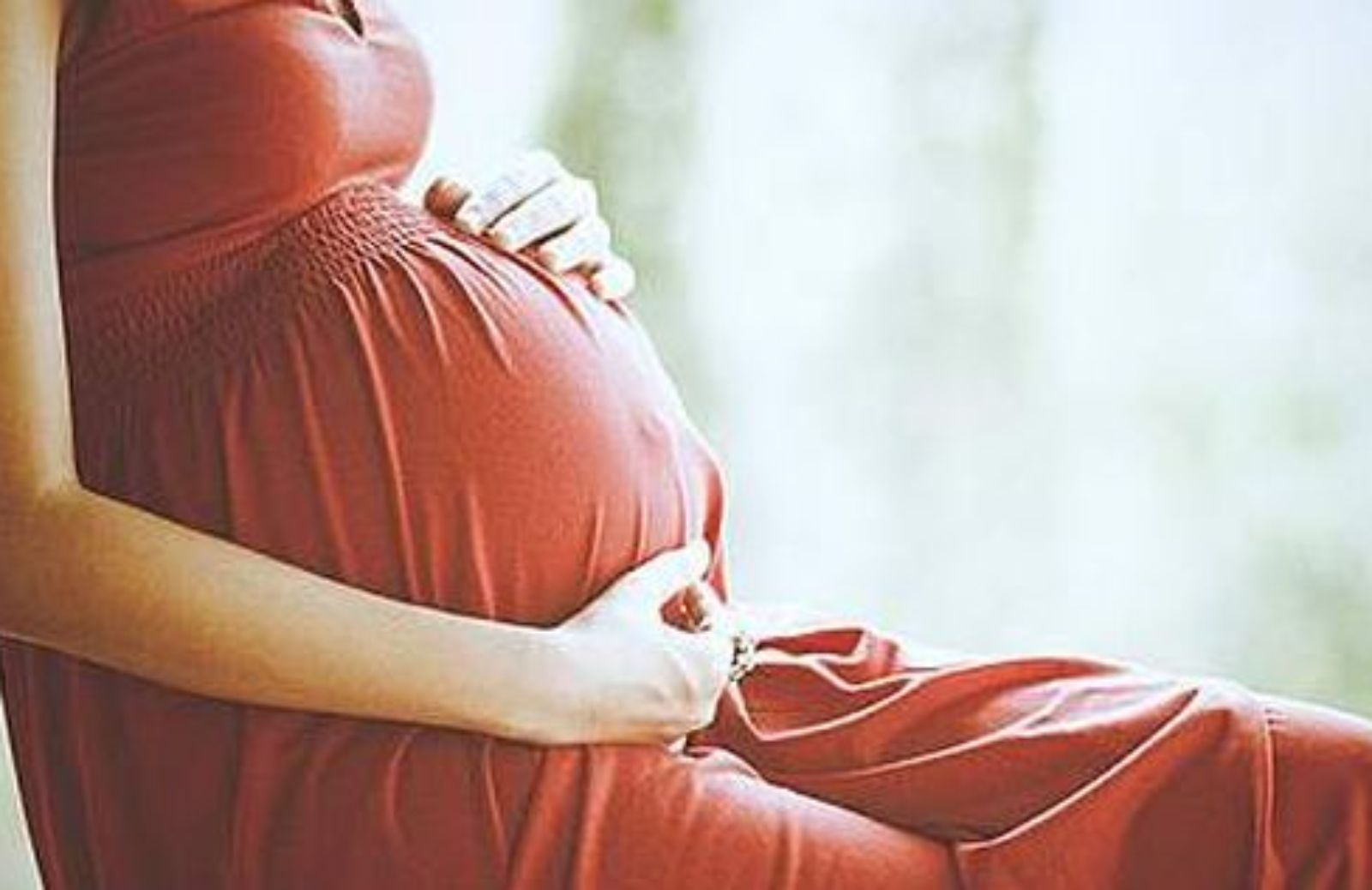 La ricostruzione unghie in gravidanza si può fare?