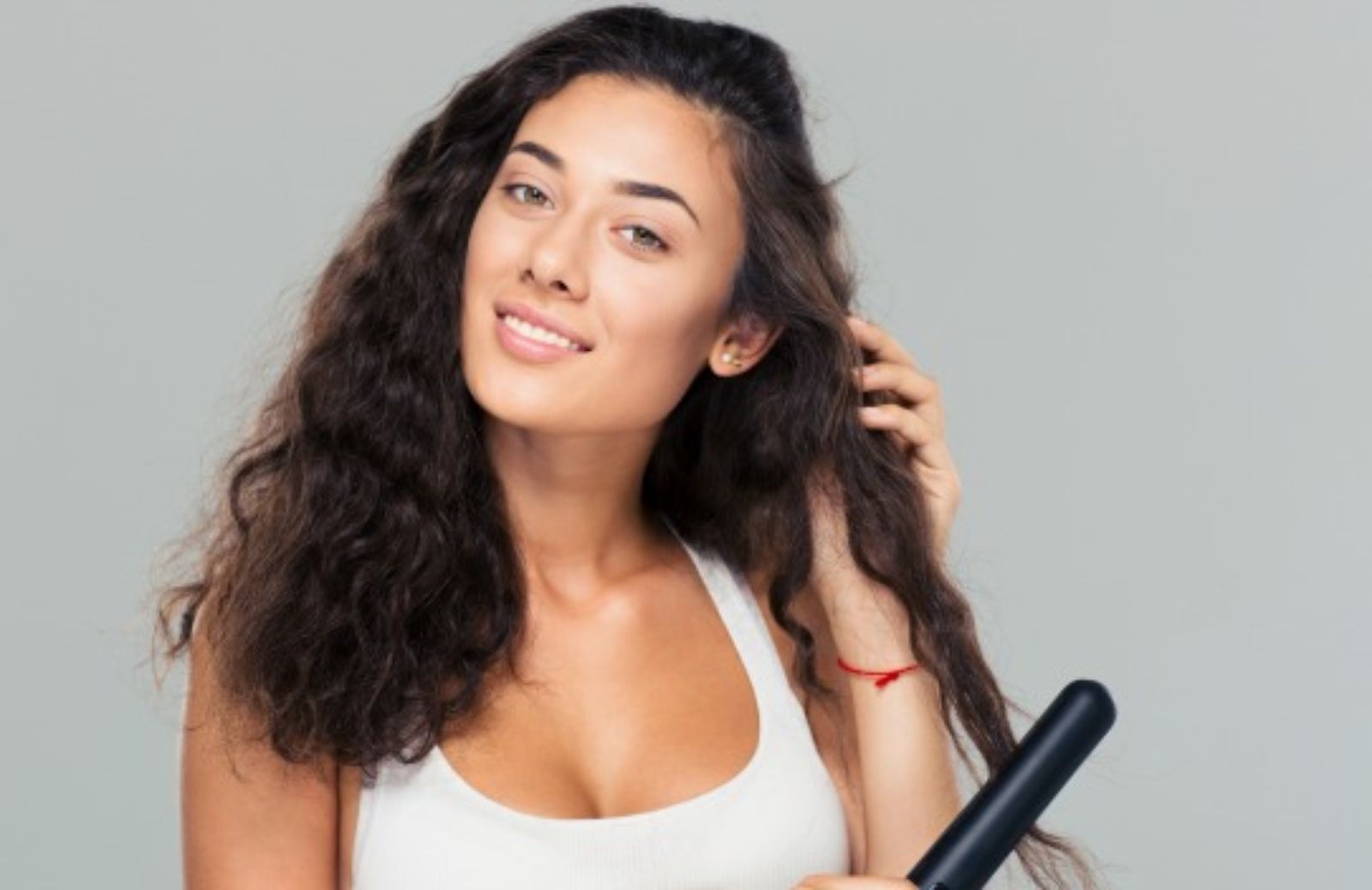 Passare la piastra sui capelli bagnati fa male?