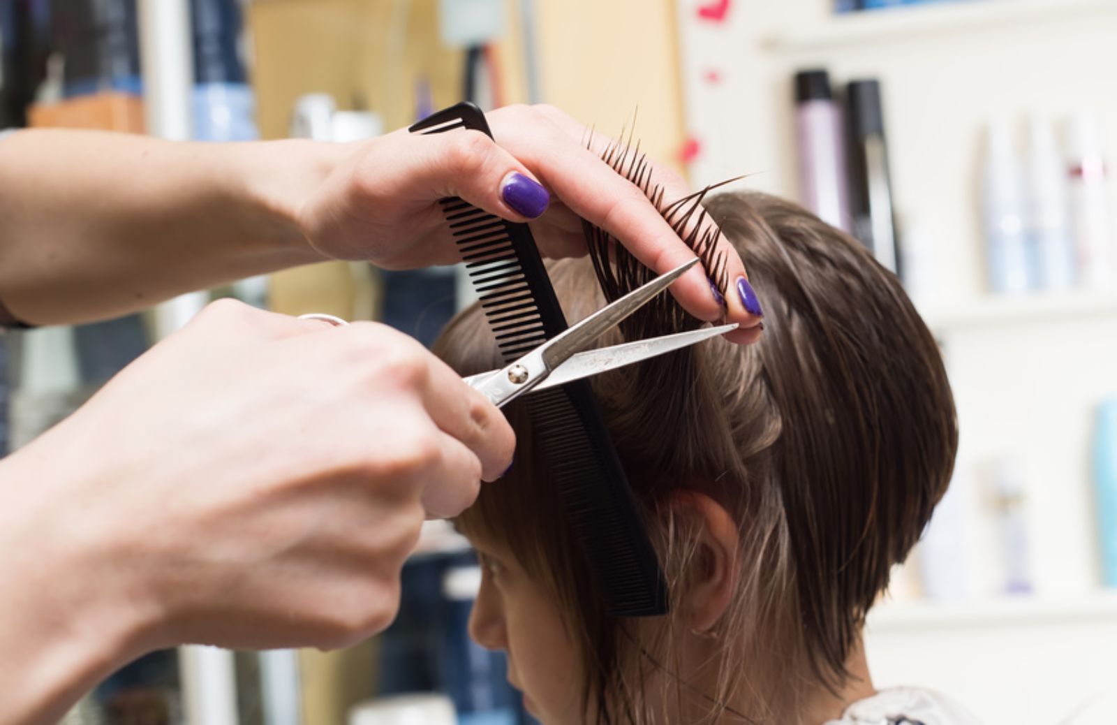 Tagliare spesso i capelli li rinforza?