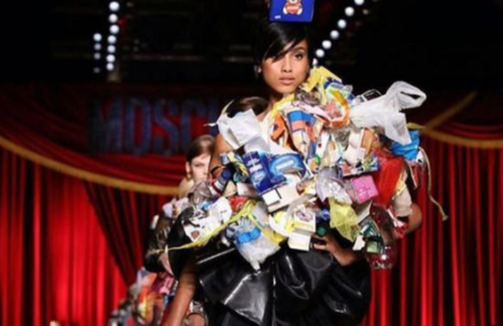 Milano Fashion Week 2017: Moschino veste di spazzatura le sue modelle