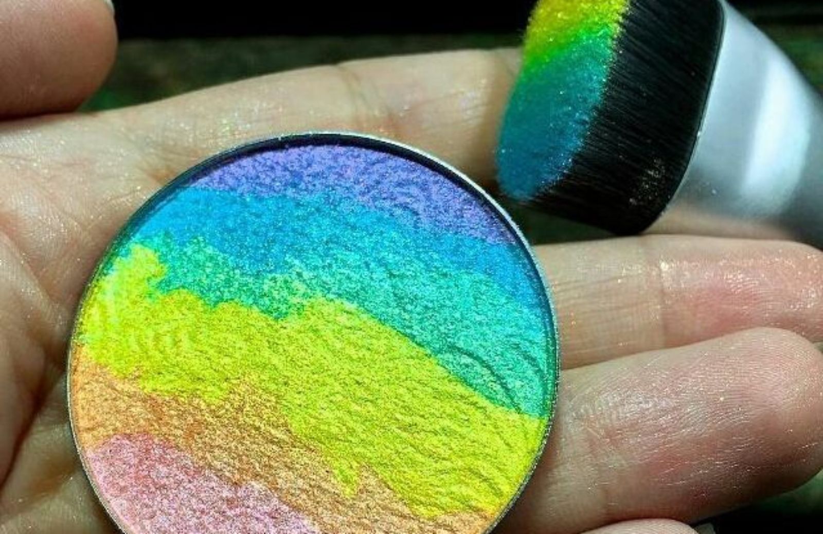 Rainbow highlighter: l'illuminante arcobaleno è il nuovo beauty trend