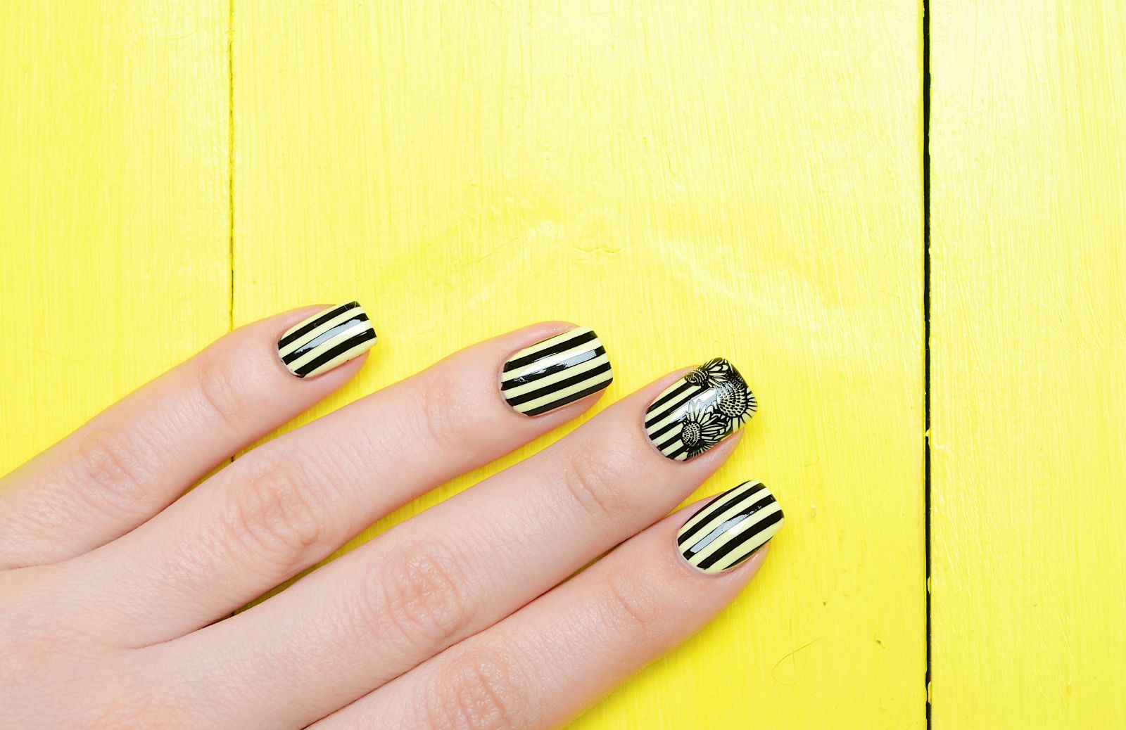 Tutto sulla striped manicure: la nail art a righe che spopola sui social