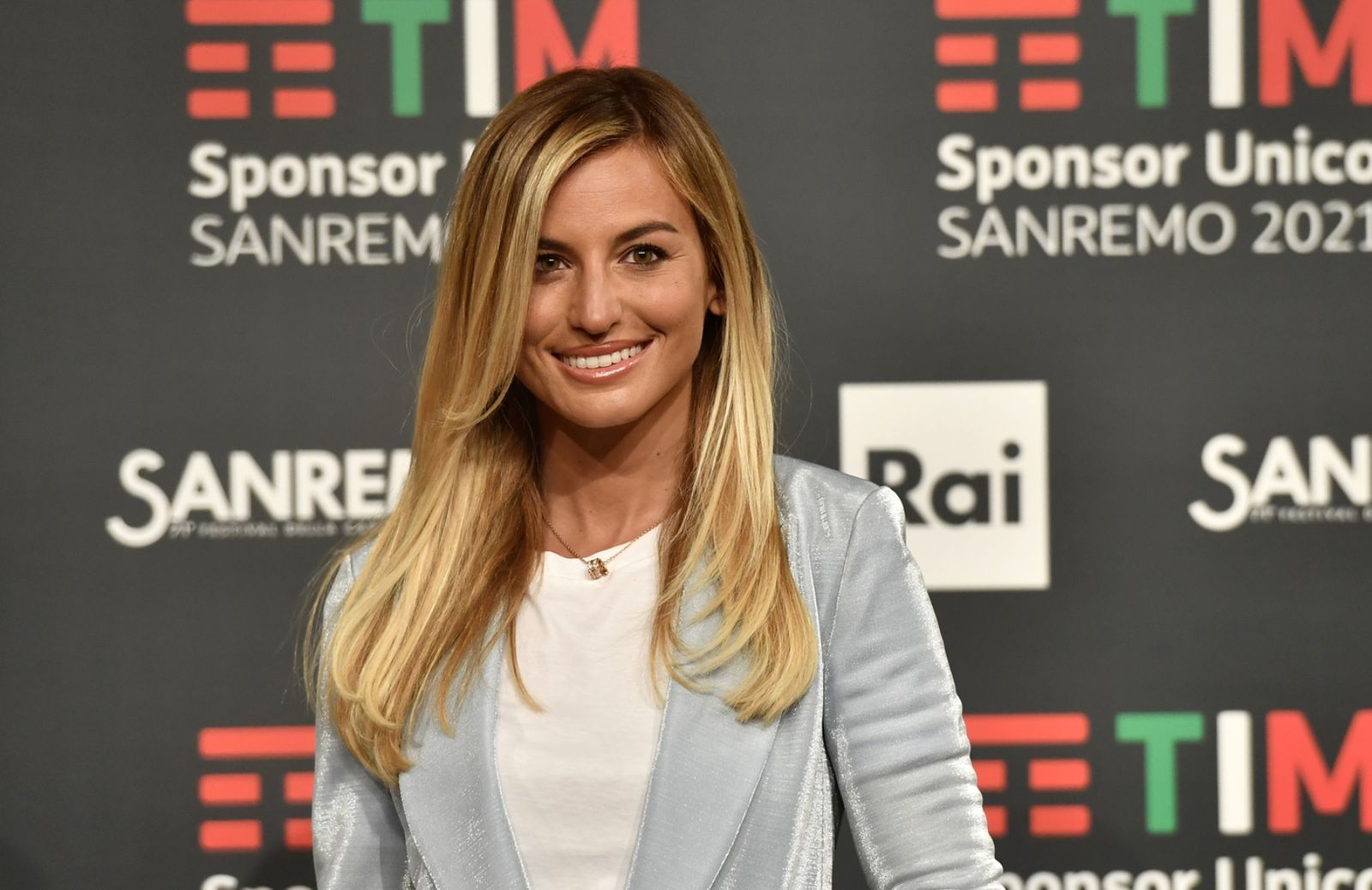 Beatrice Venezi a Sanremo 2021 per proclamare il vincitore dei Giovani