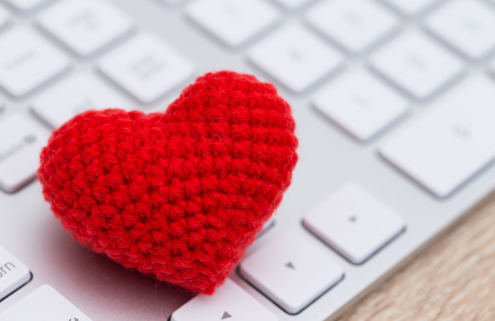 Perché ci si innamora online? La parola allo psicologo