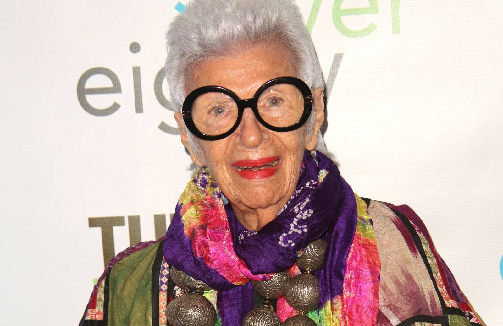 99 anni e più di 1 milione di follower su Instagram: chi è Iris Apfel