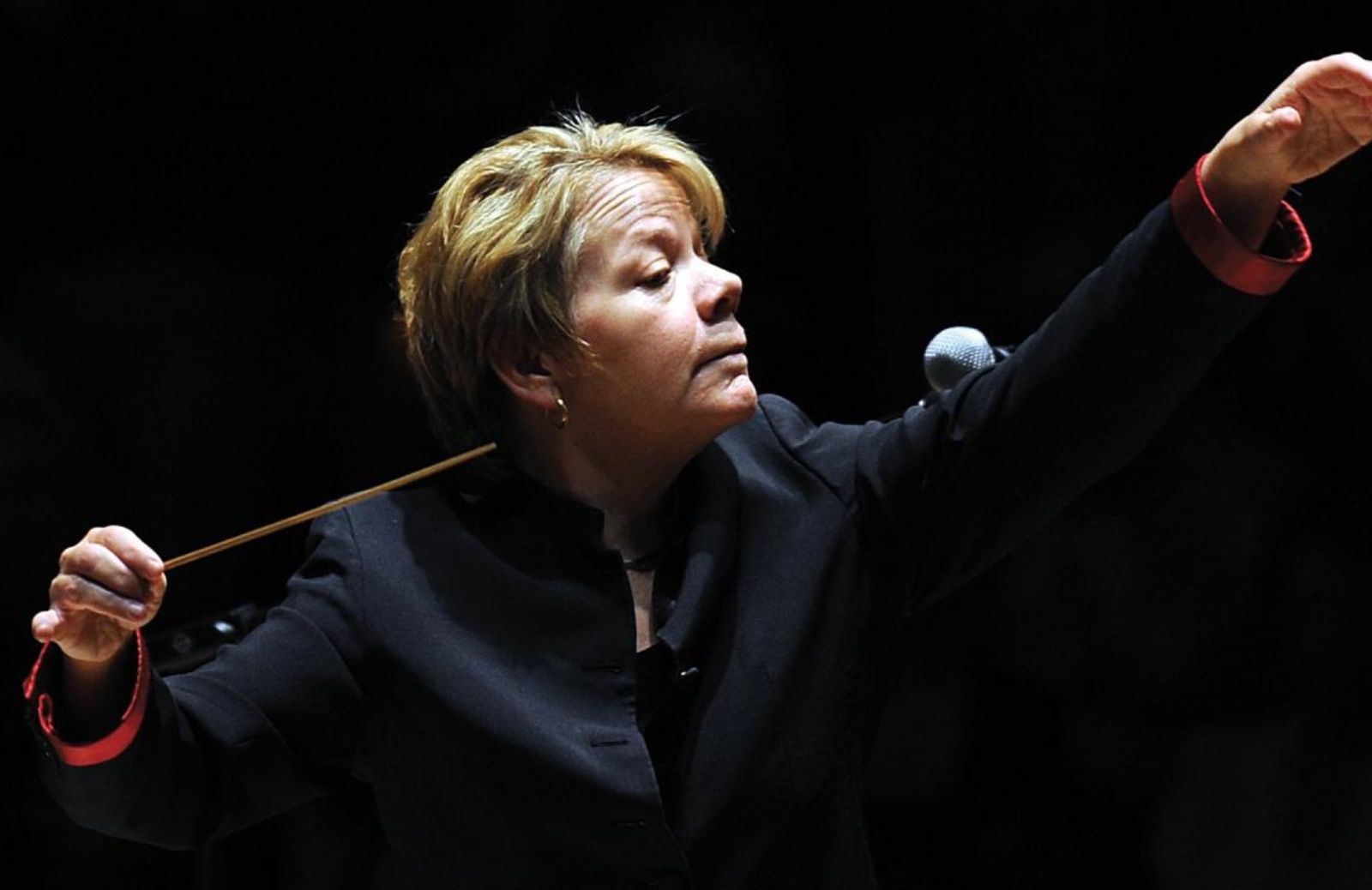 Marin Alsop, la prima donna direttrice dell'orchestra di Vienna