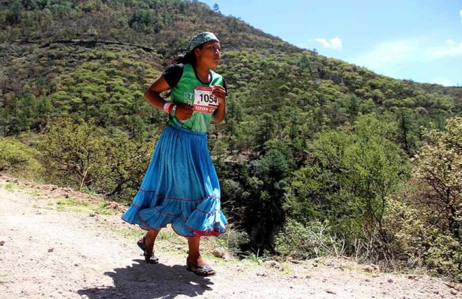 Lorena, la maratoneta indigena che corre con i sandali e la gonna