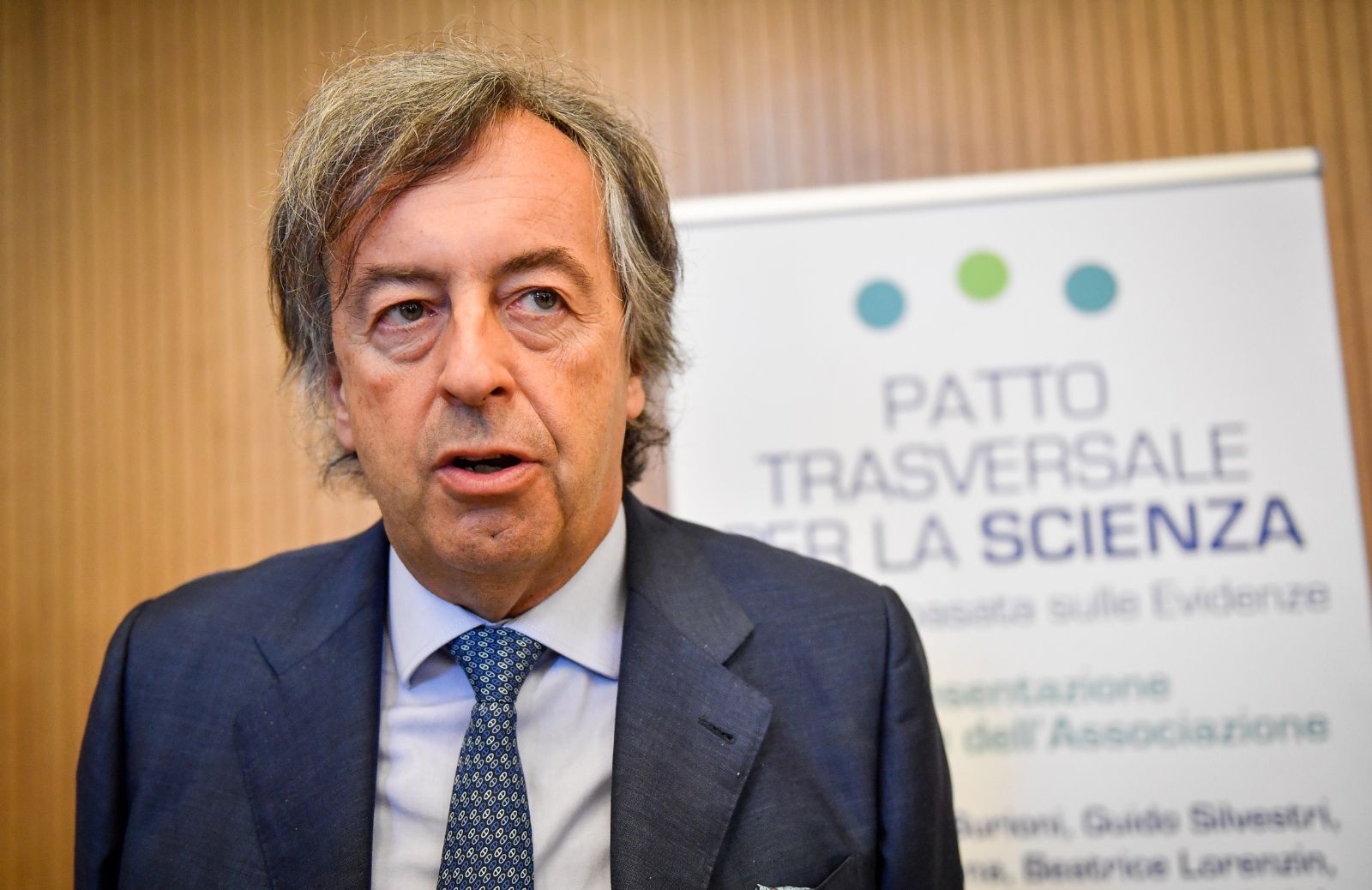 Burioni: «Le misure di contenimento sono dolorose, ma necessarie»