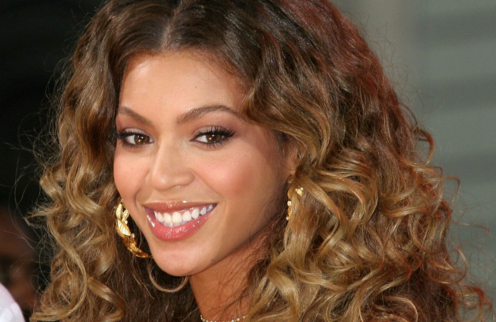 Beyoncé è incinta: sarà mamma di due gemelli