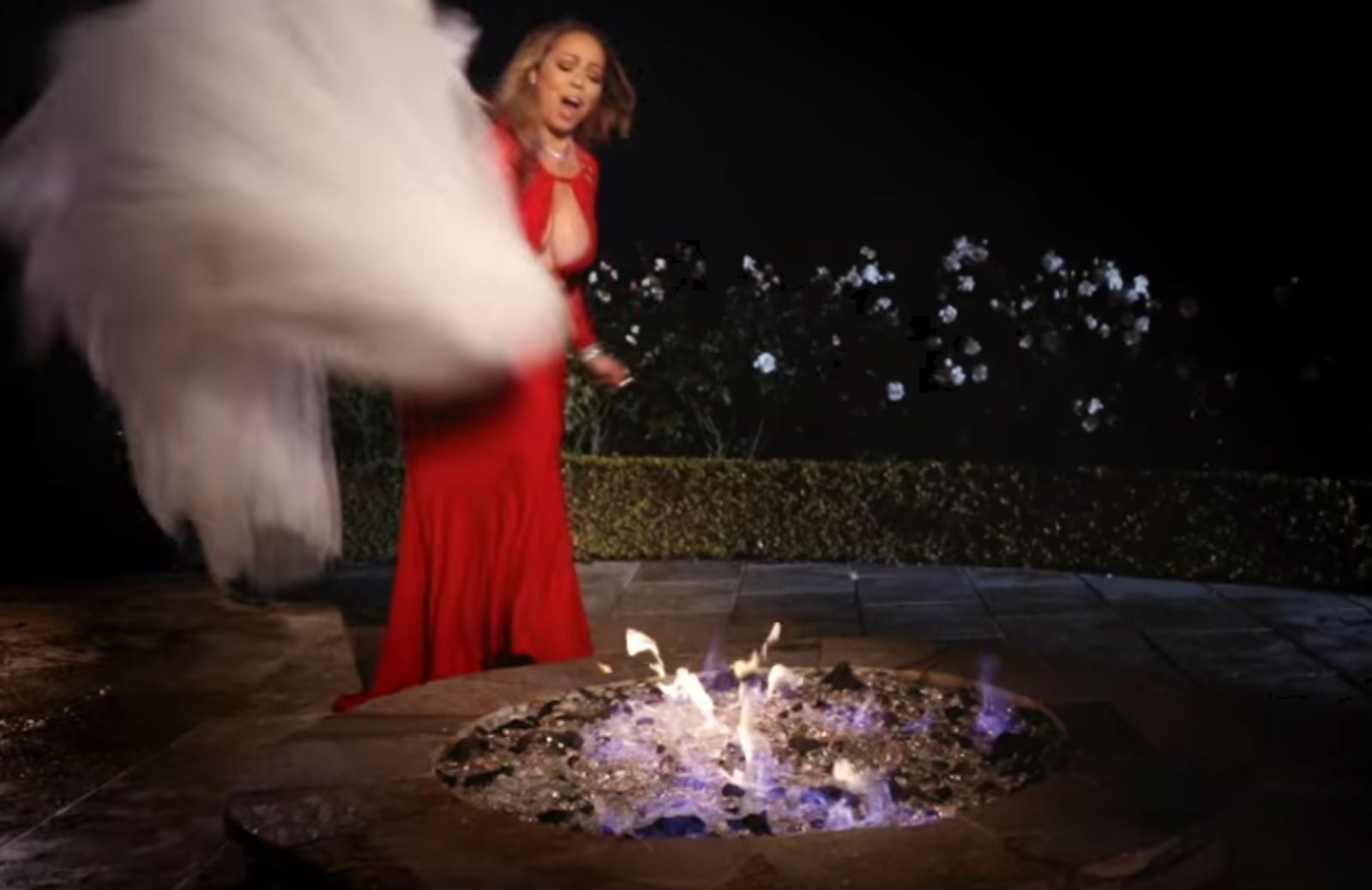 Mariah Carey brucia l'abito da sposa