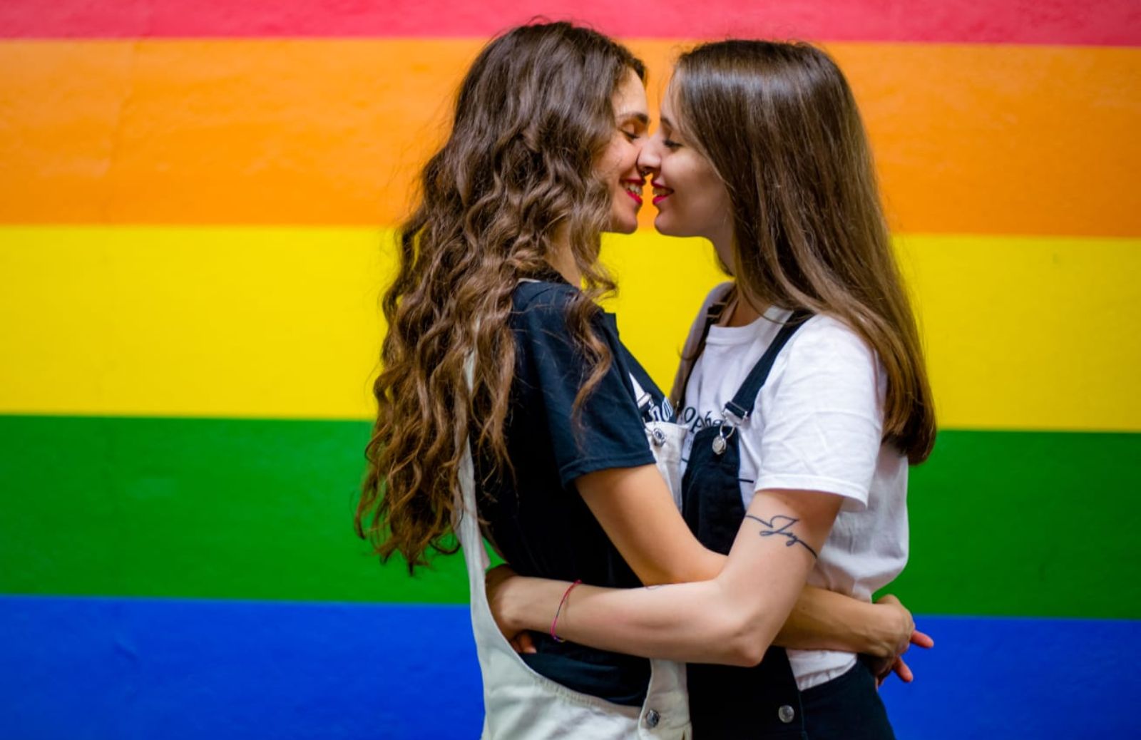 La rivincita di Erika e Martina: «All'omofobia rispondiamo raccontando l'amore»