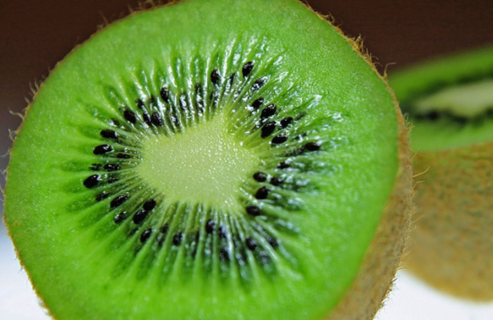 Kiwi: 10 buoni motivi per mangiarlo