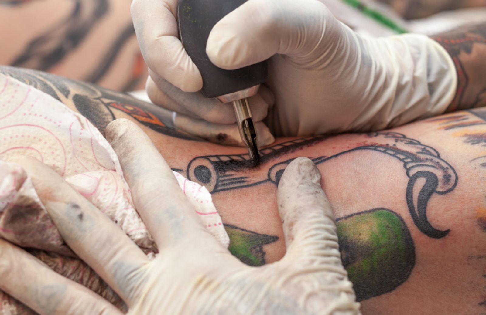 I tatuaggi fanno male alla pelle?