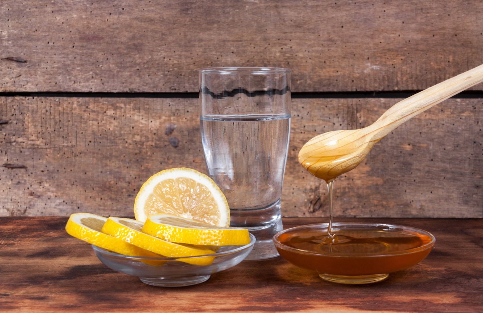 Miele, limone e acqua calda ogni mattina: perché fa bene?
