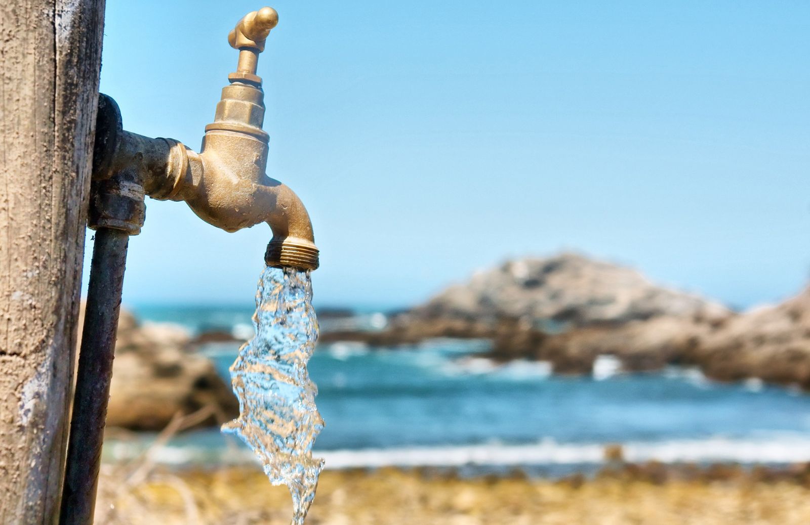 Vacanze: cosa rischi se bevi acqua non potabile all'estero