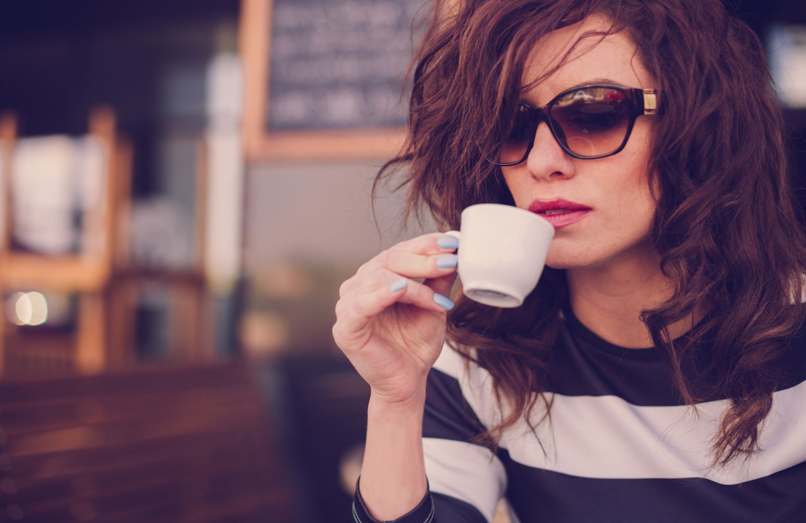 Tre tazze di caffè: la dose di caffeina che protegge il cervello delle donne