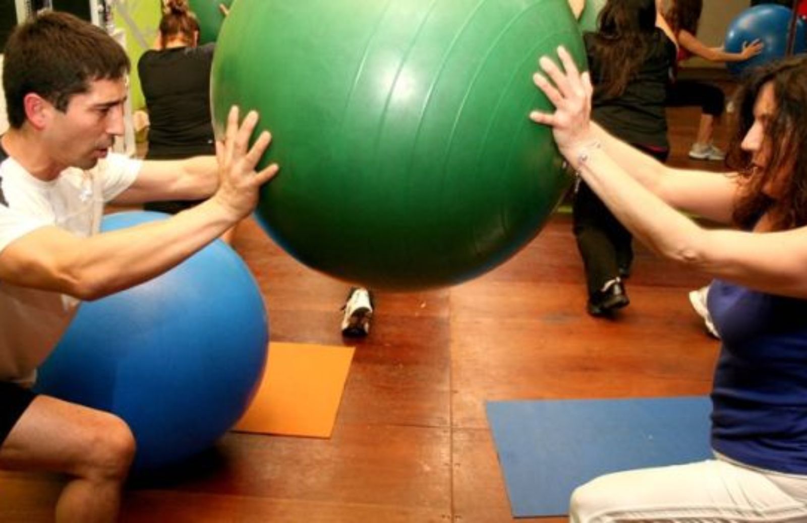 Come allenarsi in coppia: tonificazione gambe con fitball