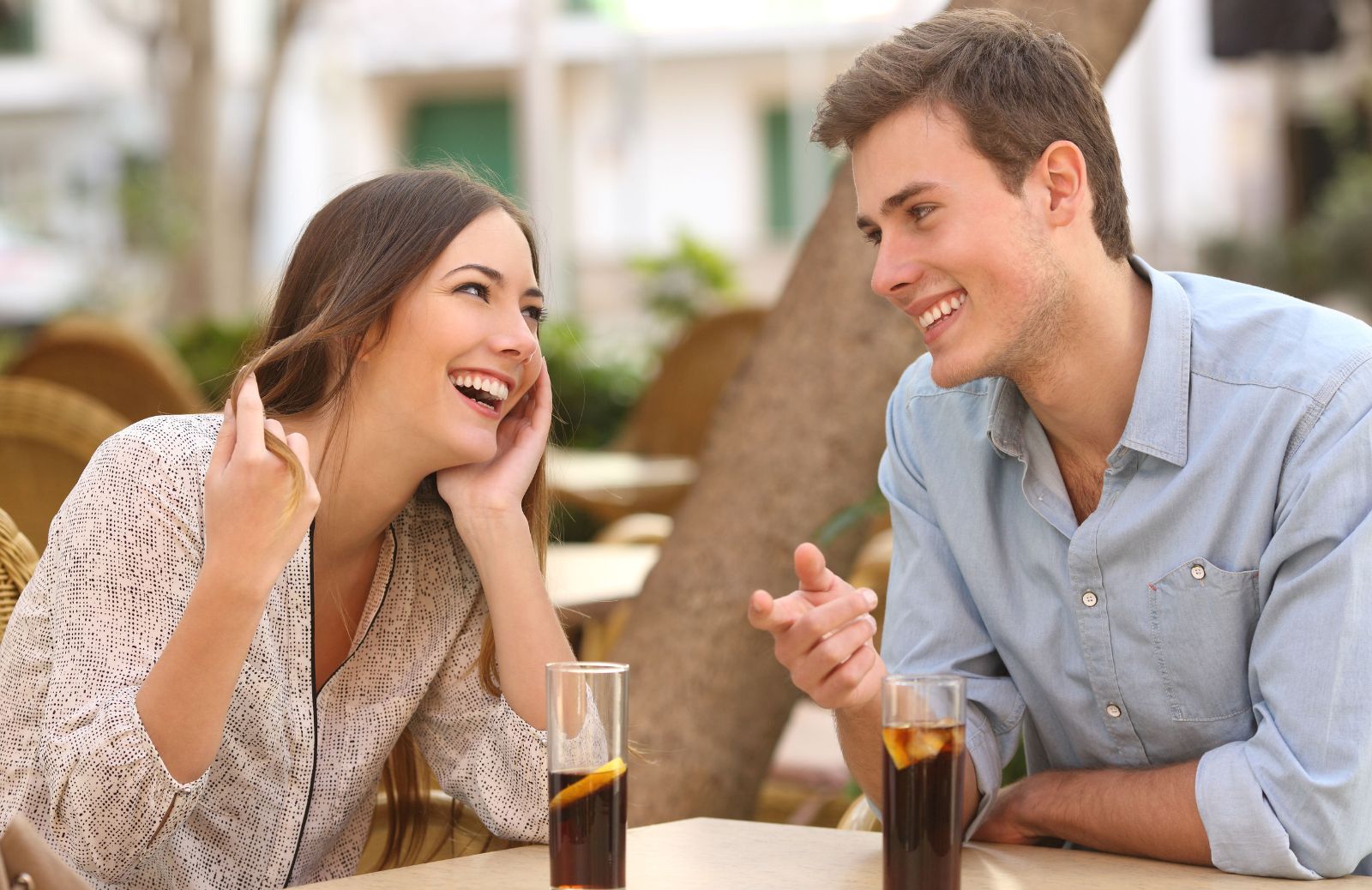 Psicologia del flirt: ci sta provando o è solo gentile?