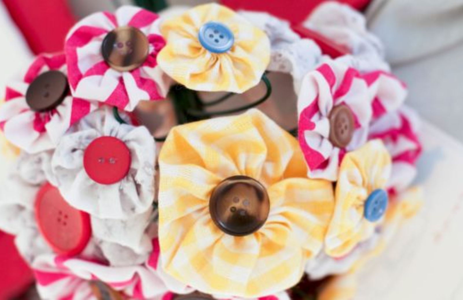 Il bouquet della sposa: bottoni e tessuto per rendere unico il vostro matrimonio