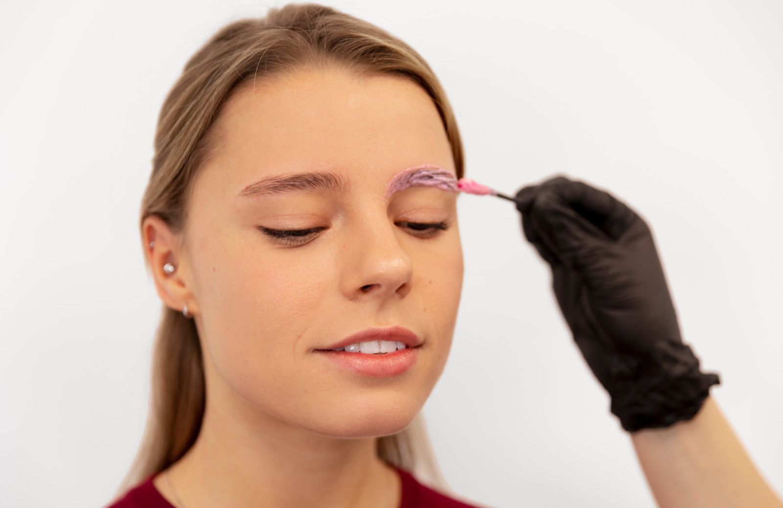 Sopracciglia decolorate: a chi stanno bene le bleached brows (e come farle)