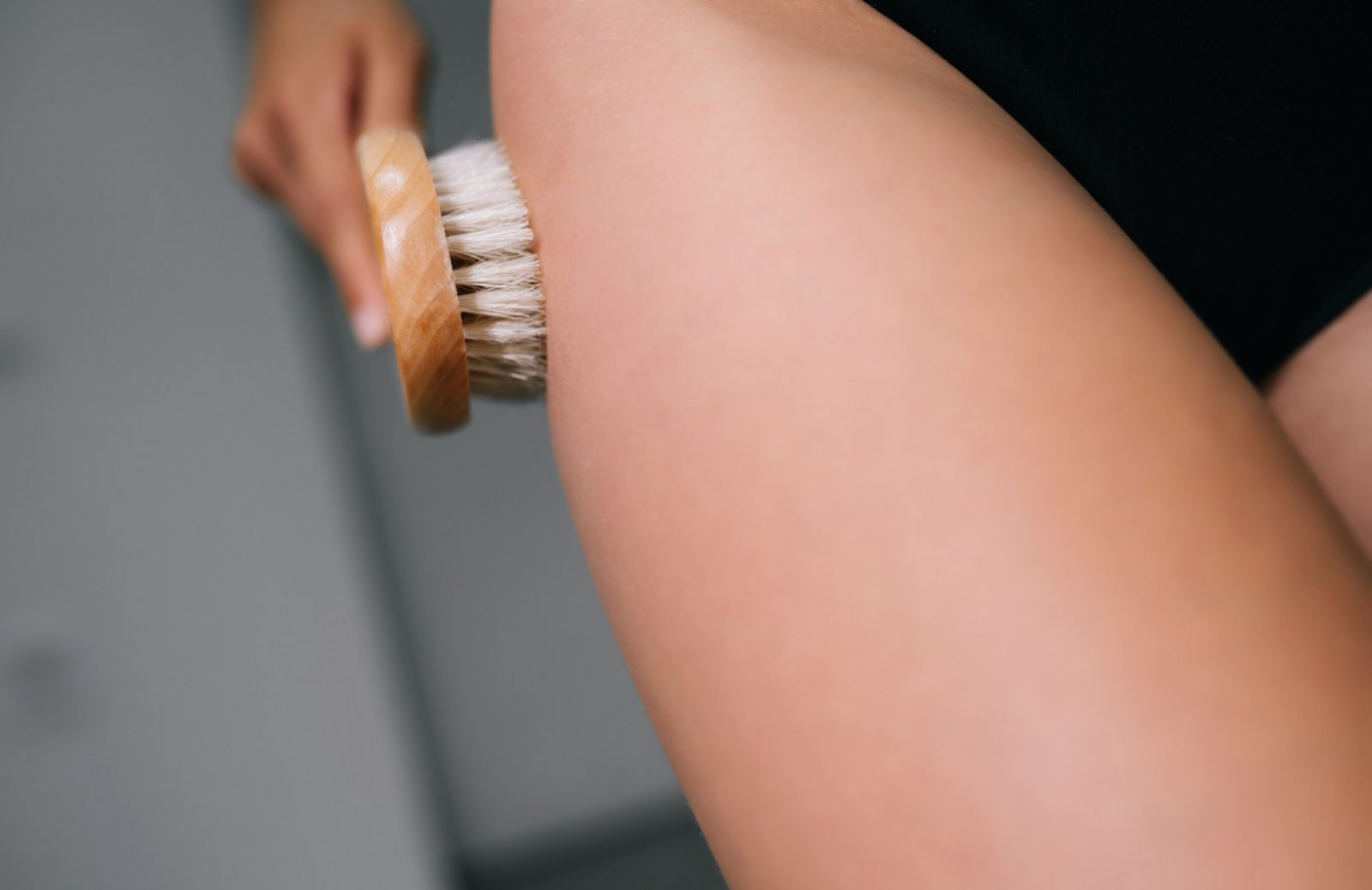 Dry brushing, cos'è e perché fare la spazzolatura a secco