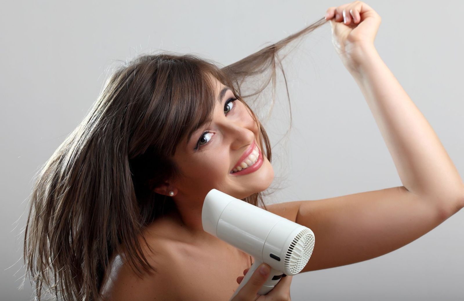 Come proteggere i capelli da phon e piastra