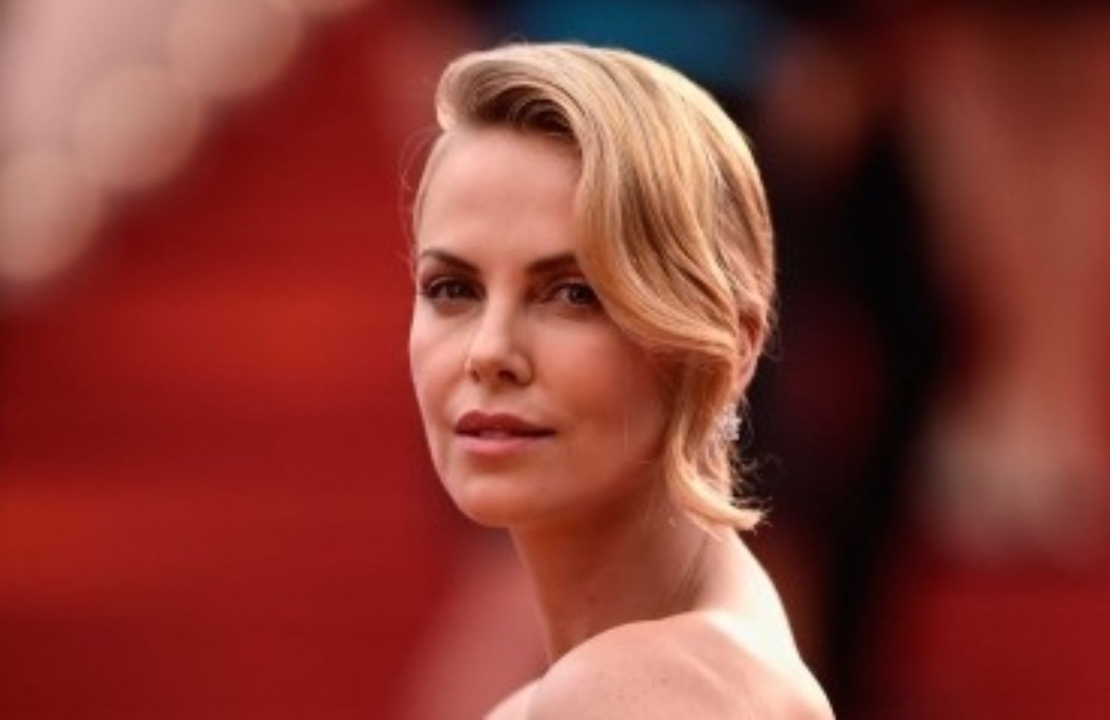 Come realizzare l'acconciatura di Charlize Theron al Festival di Cannes