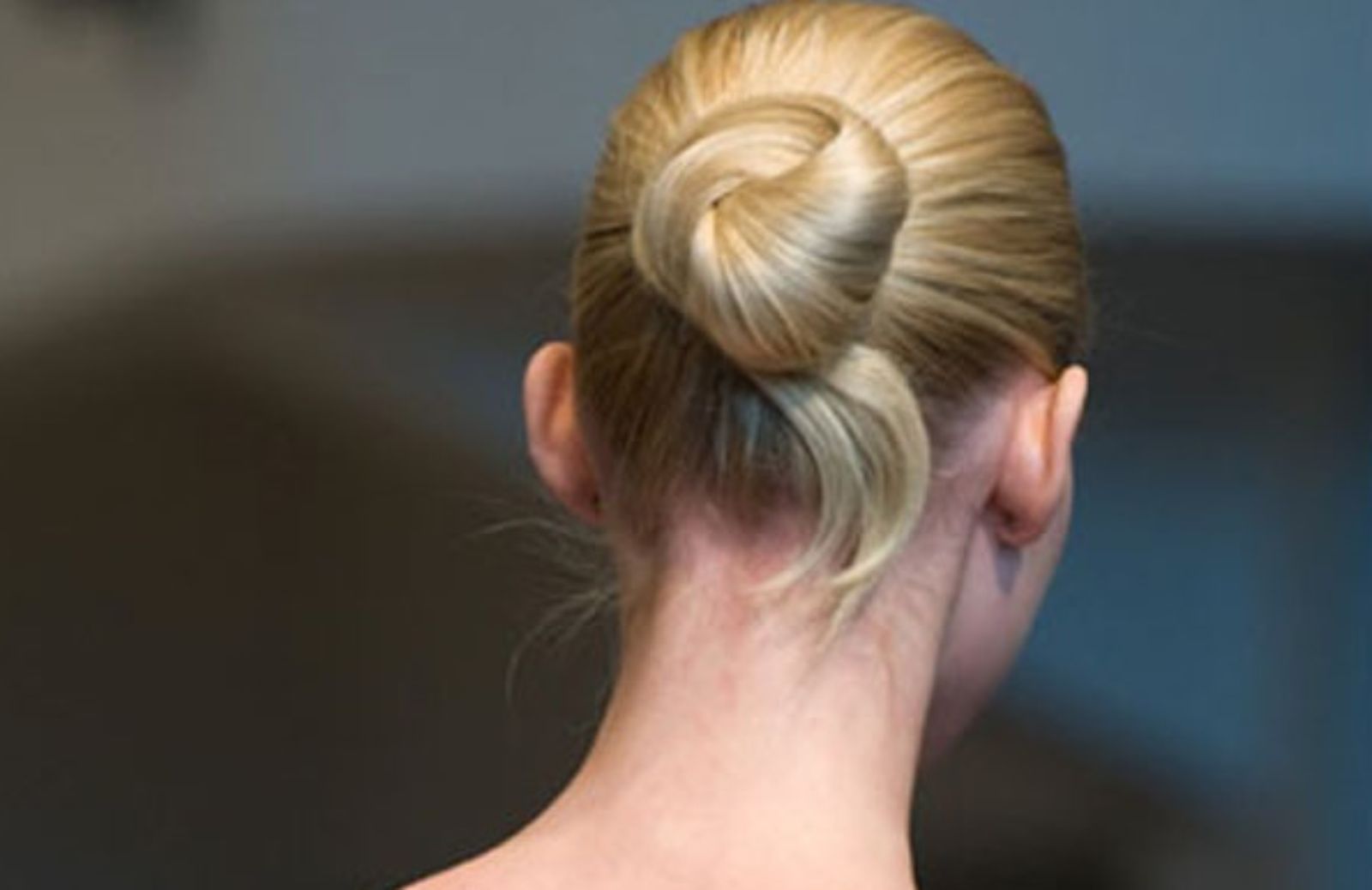 Come realizzare uno chignon con un nodo