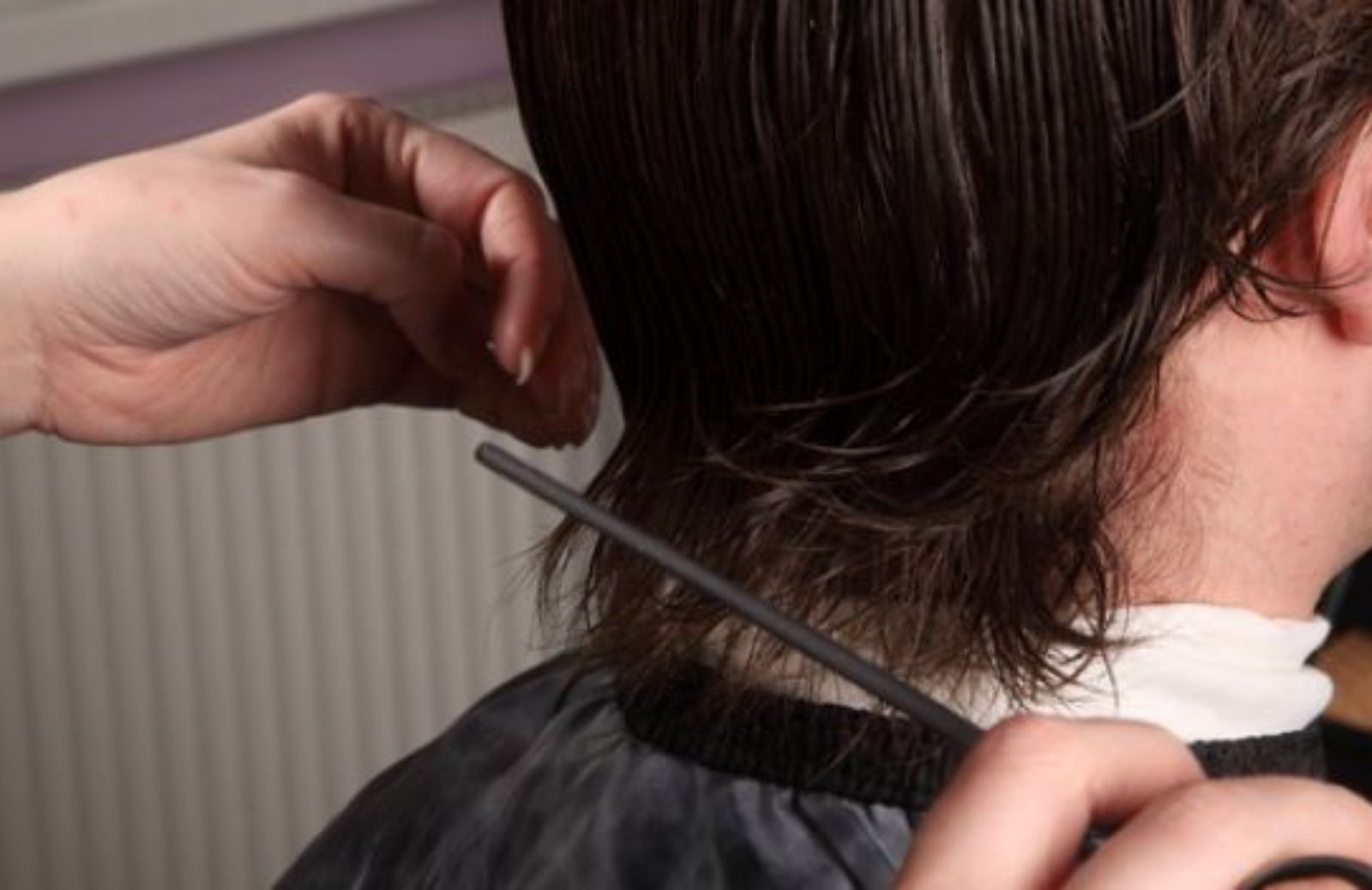 Come tagliare i capelli in casa a un uomo