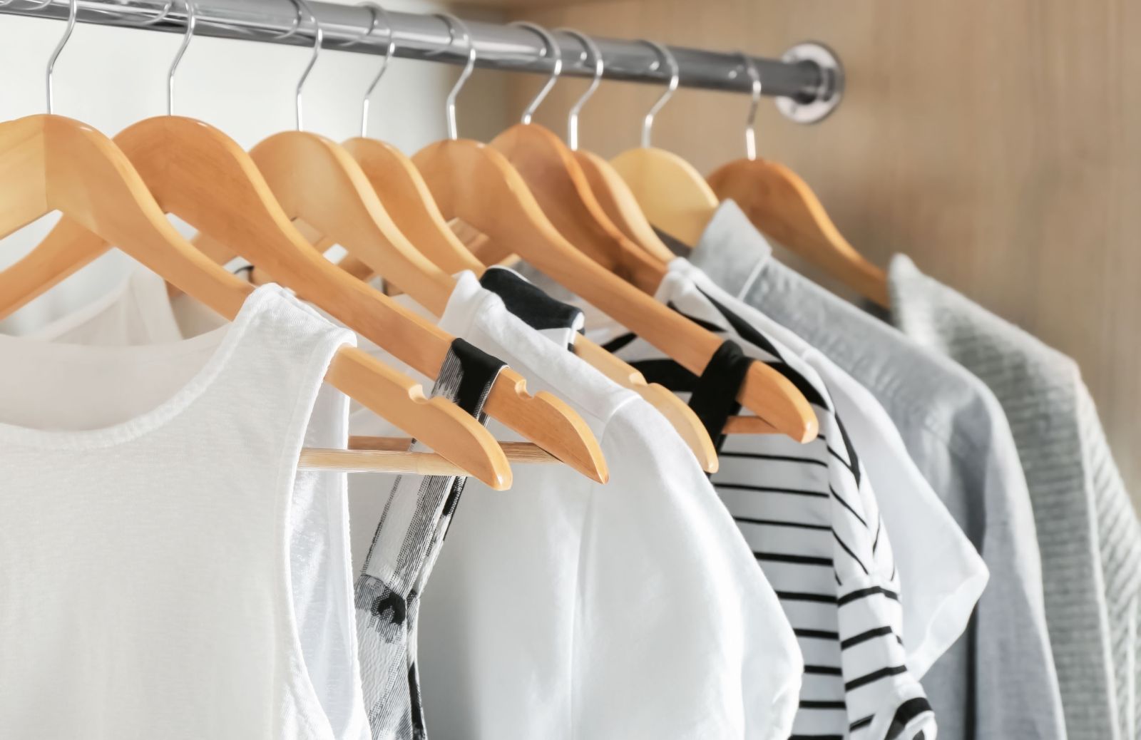 Come organizzare i vestiti in un armadio ordinato