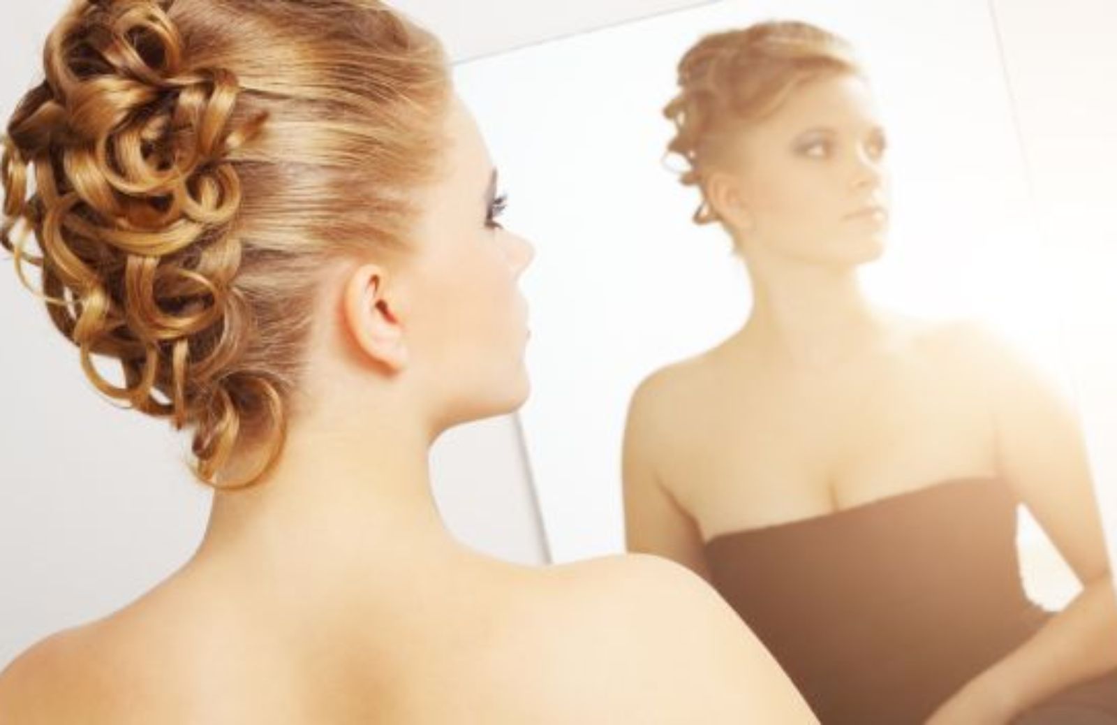 Capelli ricci: come fare un'acconciatura elegante