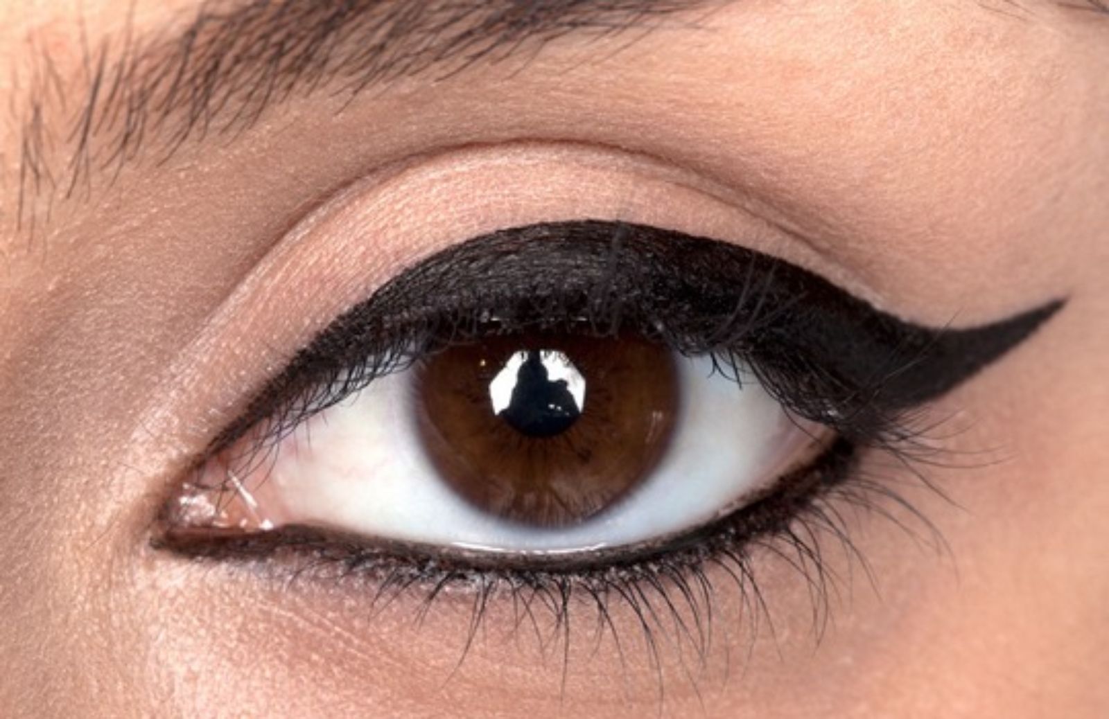 Black eyeliner. Подводка для глаз. Стрелки на глазах. Большие стрелки на глазах. Макияж стрелки на глазах.