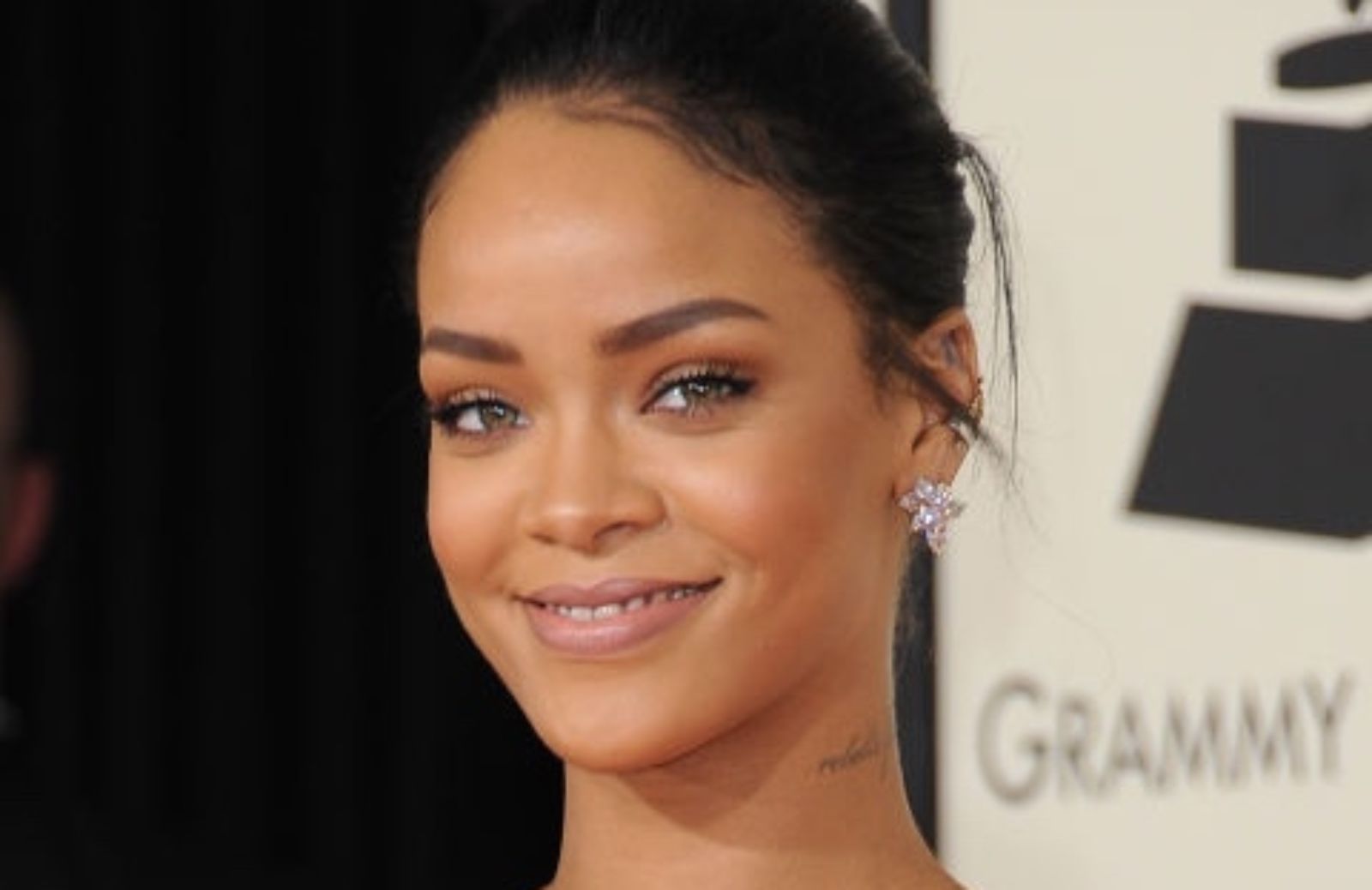 Come copiare il make-up di Rihanna ai Grammy 2015